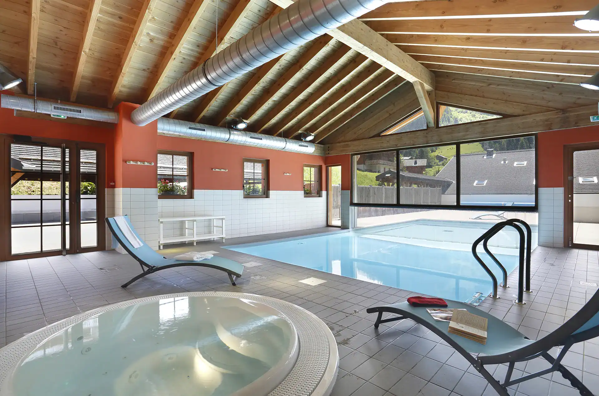 Piscine semi intérieure / extérieure et bain à remous de la résidence de vacances Goélia Le Grand Lodge à Châtel