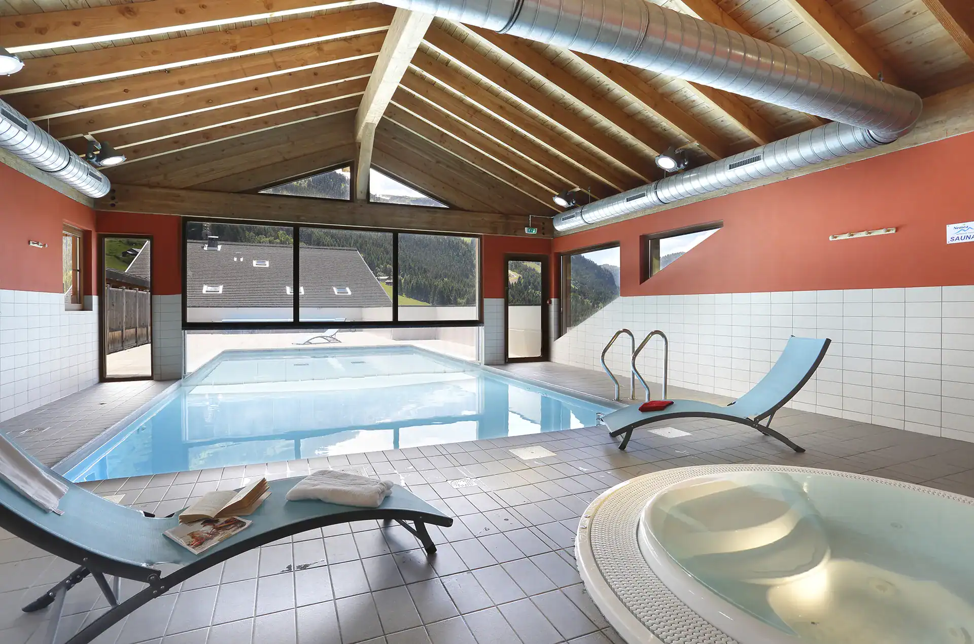 Piscine semi intérieure / extérieure et bain à remous de la résidence de vacances Goélia Le Grand Lodge à Châtel