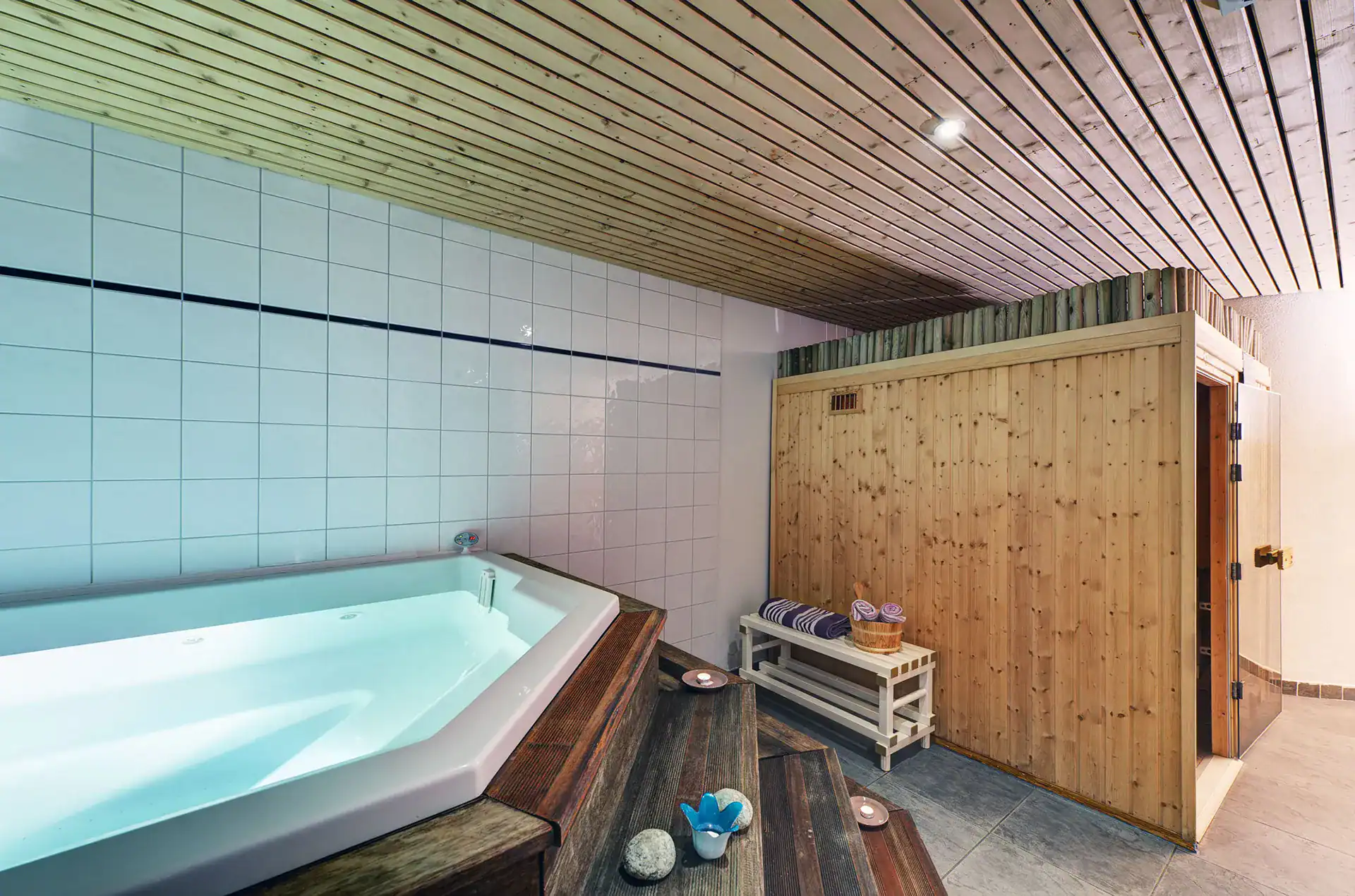 Hot tub and sauna at the Goélia Le Nevez holiday residence in Les Contamines-Montjoie