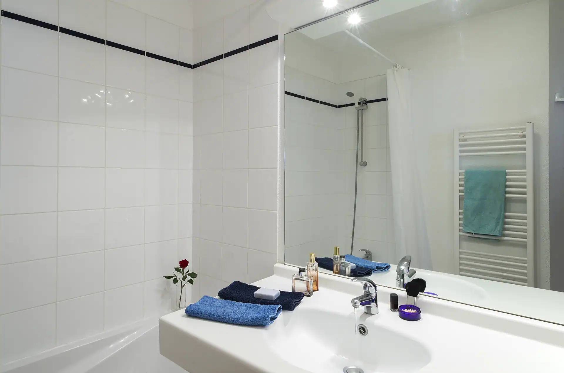 Example of a bathroom of the Goélia le Nevez holiday residence in Les Contamines-Montjoie