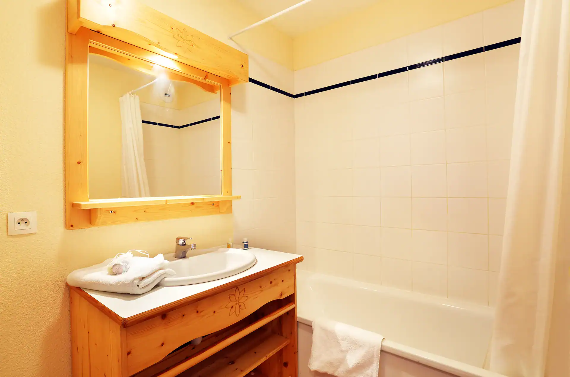 Example of a bathroom at the Goélia Les Chalets des Cimes holiday residence in La Toussuire