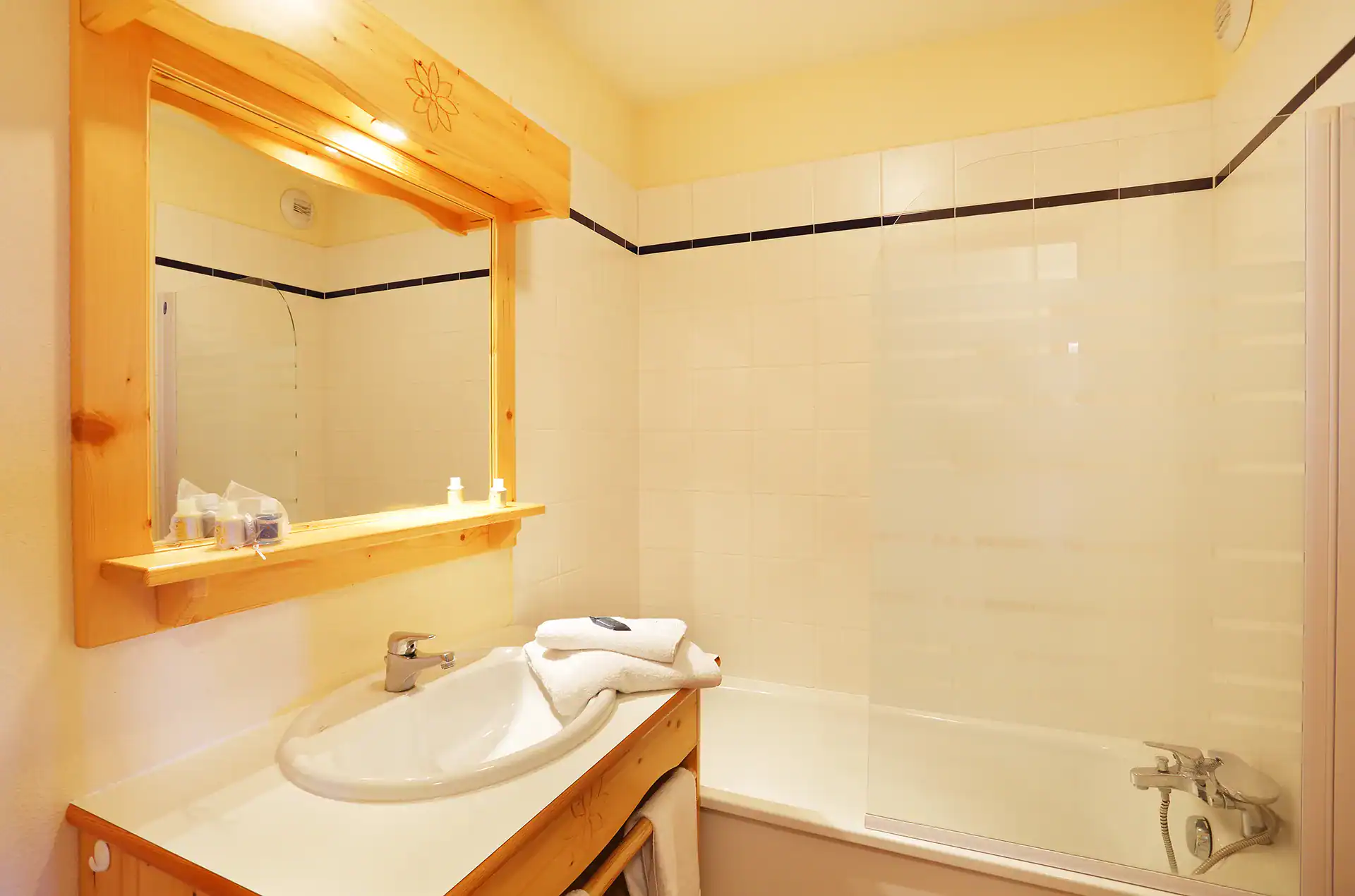 Example of a bathroom at the Goélia Les Chalets des Cimes holiday residence in La Toussuire