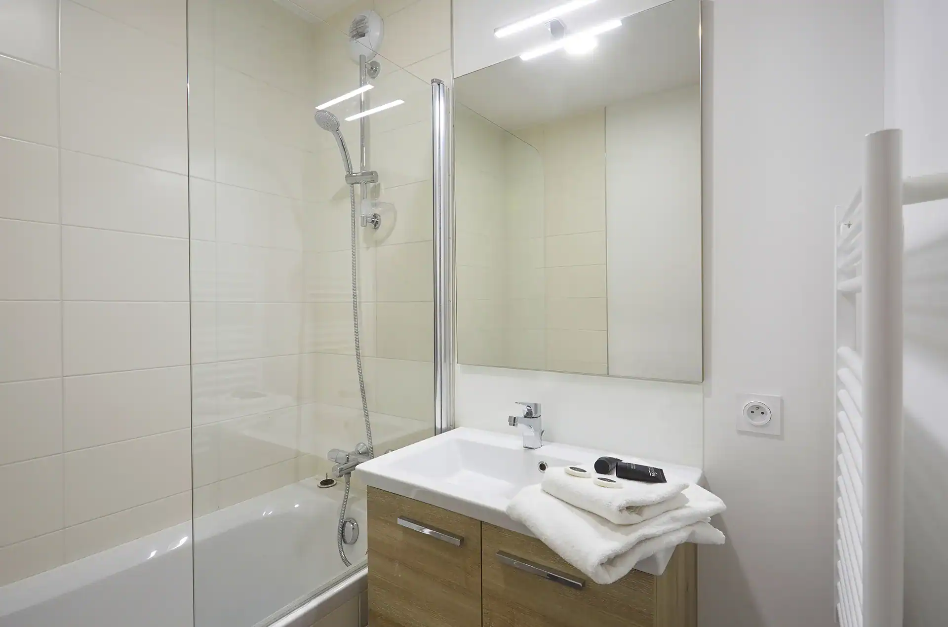 Bathroom in the Goelia Le Hameau holiday residence in Les Deux Alpes
