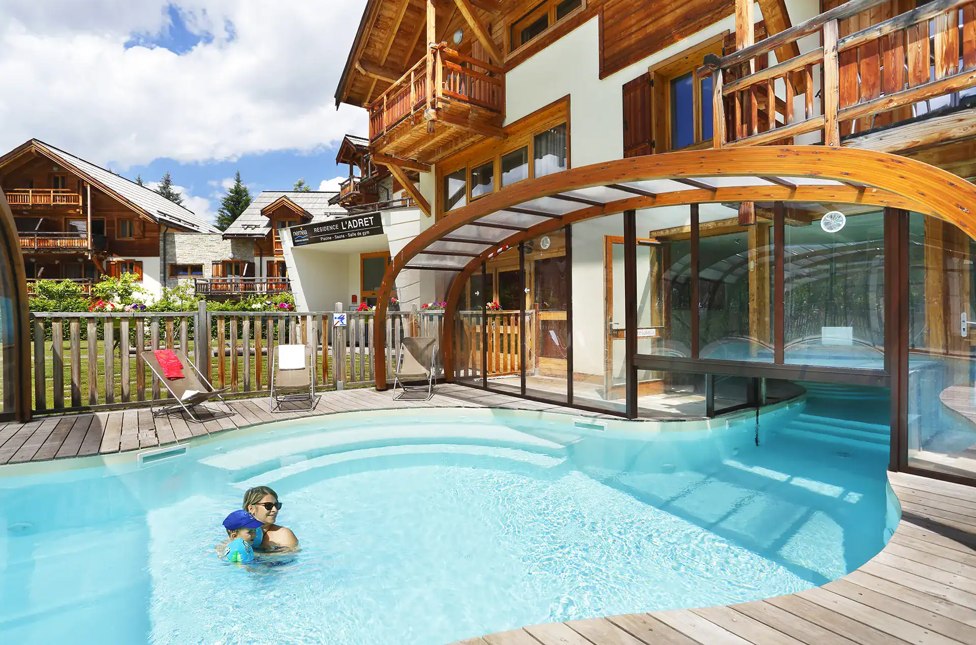 Piscine couverte extérieure de la résidence de vacances Goélia L'Adret à Serre-Chevalier