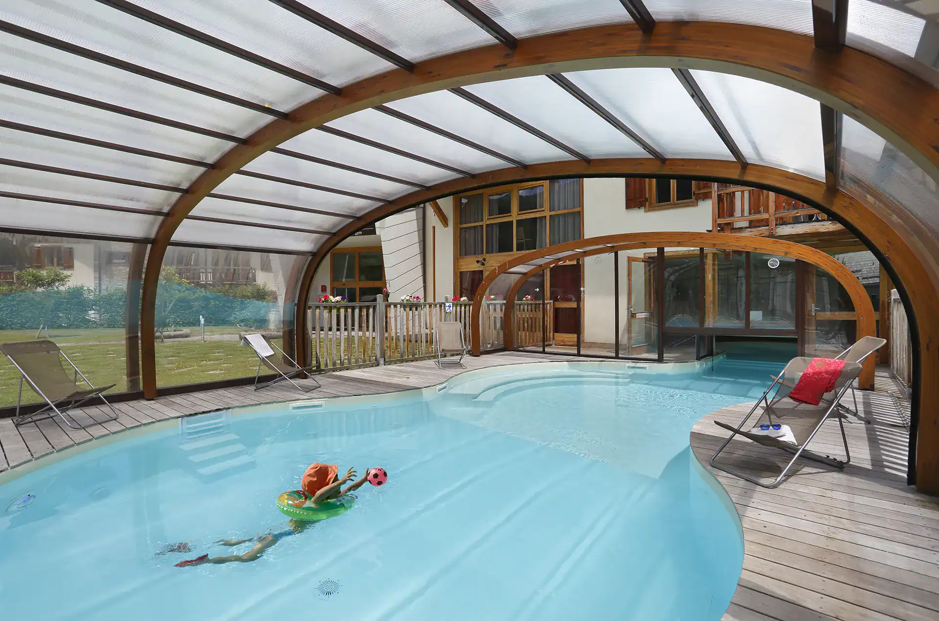 Piscine couverte extérieure de la résidence de vacances Goélia L'Adret à Serre-Chevalier