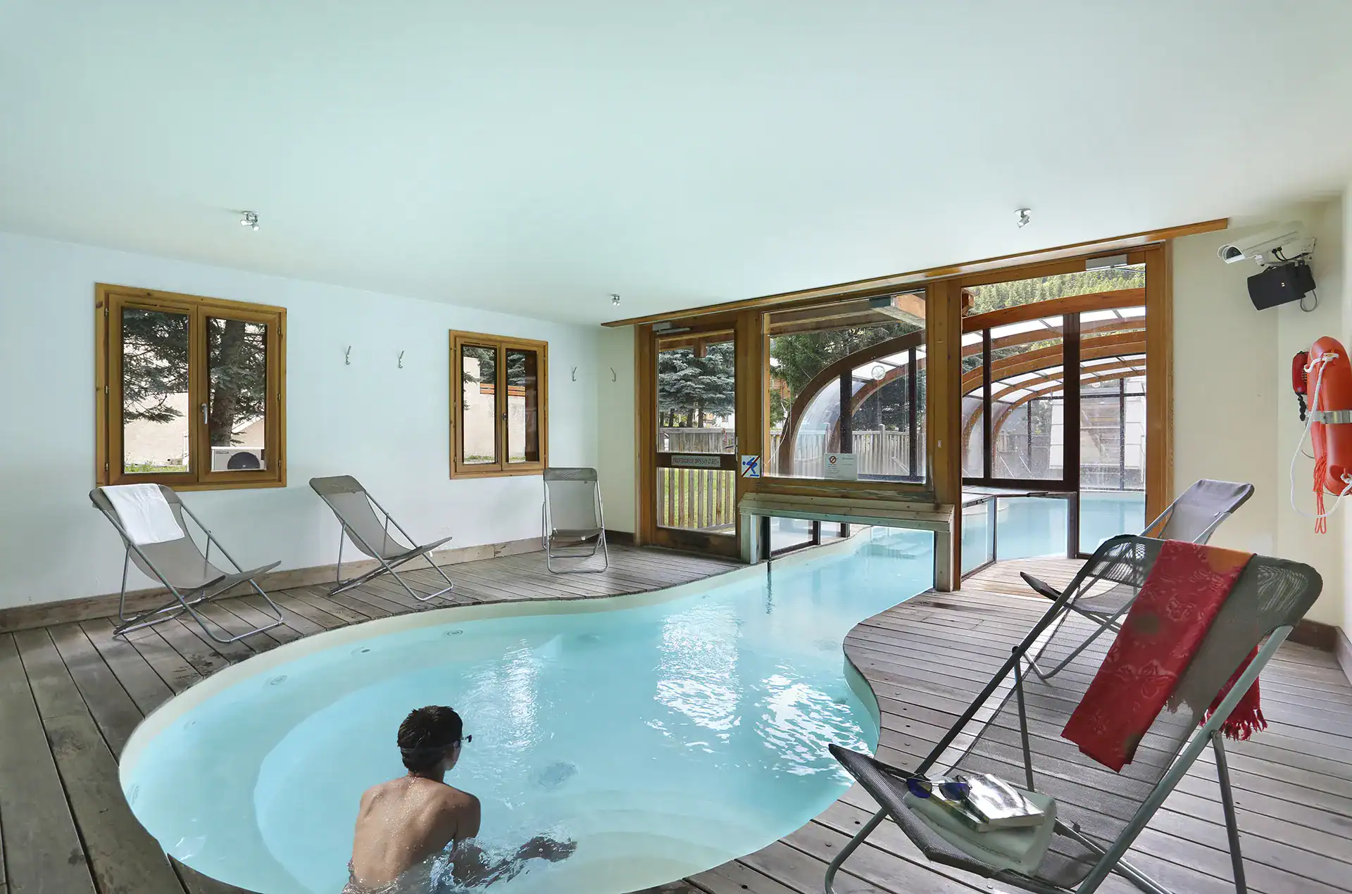 Piscine couverte extérieure de la résidence de vacances Goélia L'Adret à Serre-Chevalier