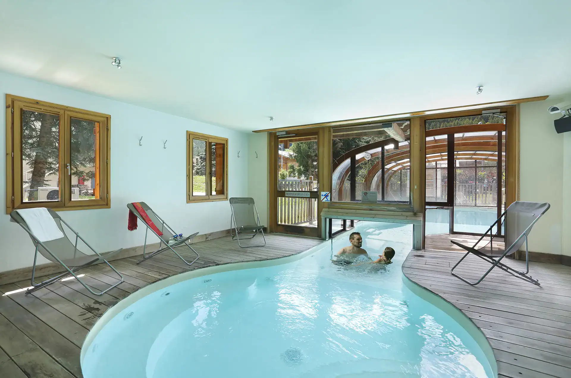 Piscine couverte extérieure de la résidence de vacances Goélia L'Adret à Serre-Chevalier