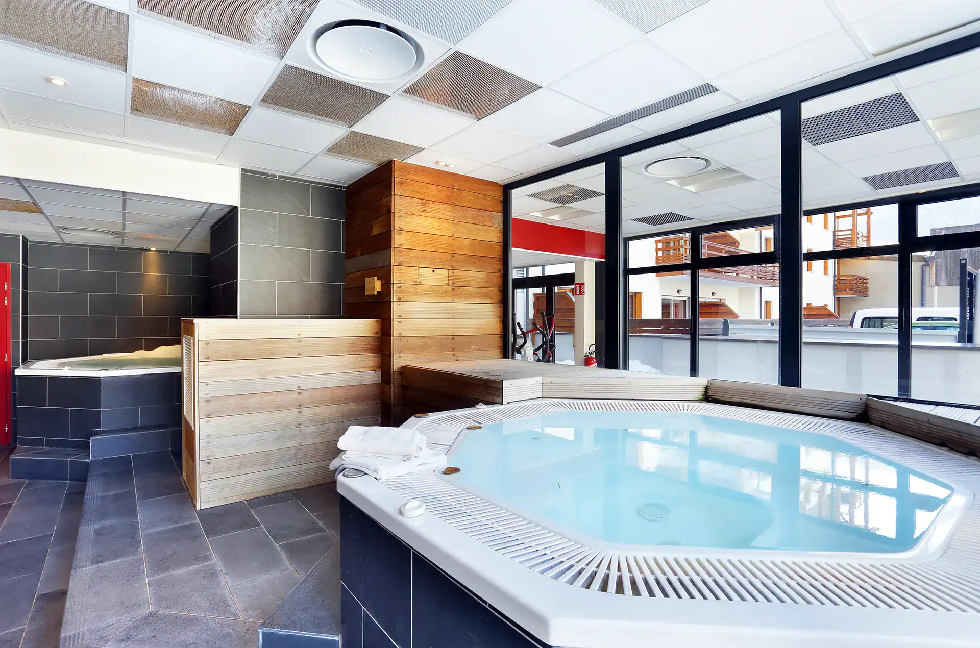 Hot tub at the Goélia L'Aigle Bleu holiday residence in Serre Chevalier