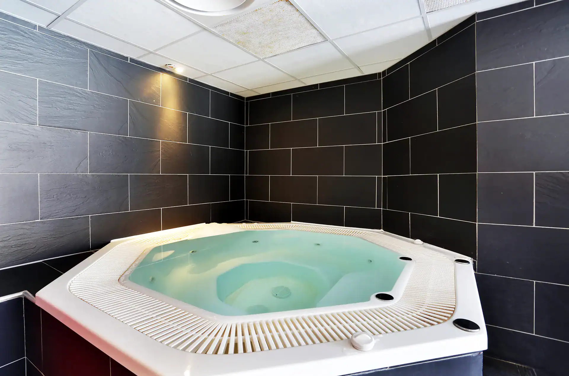 Hot tub at the Goélia L'Aigle Bleu holiday residence in Serre Chevalier