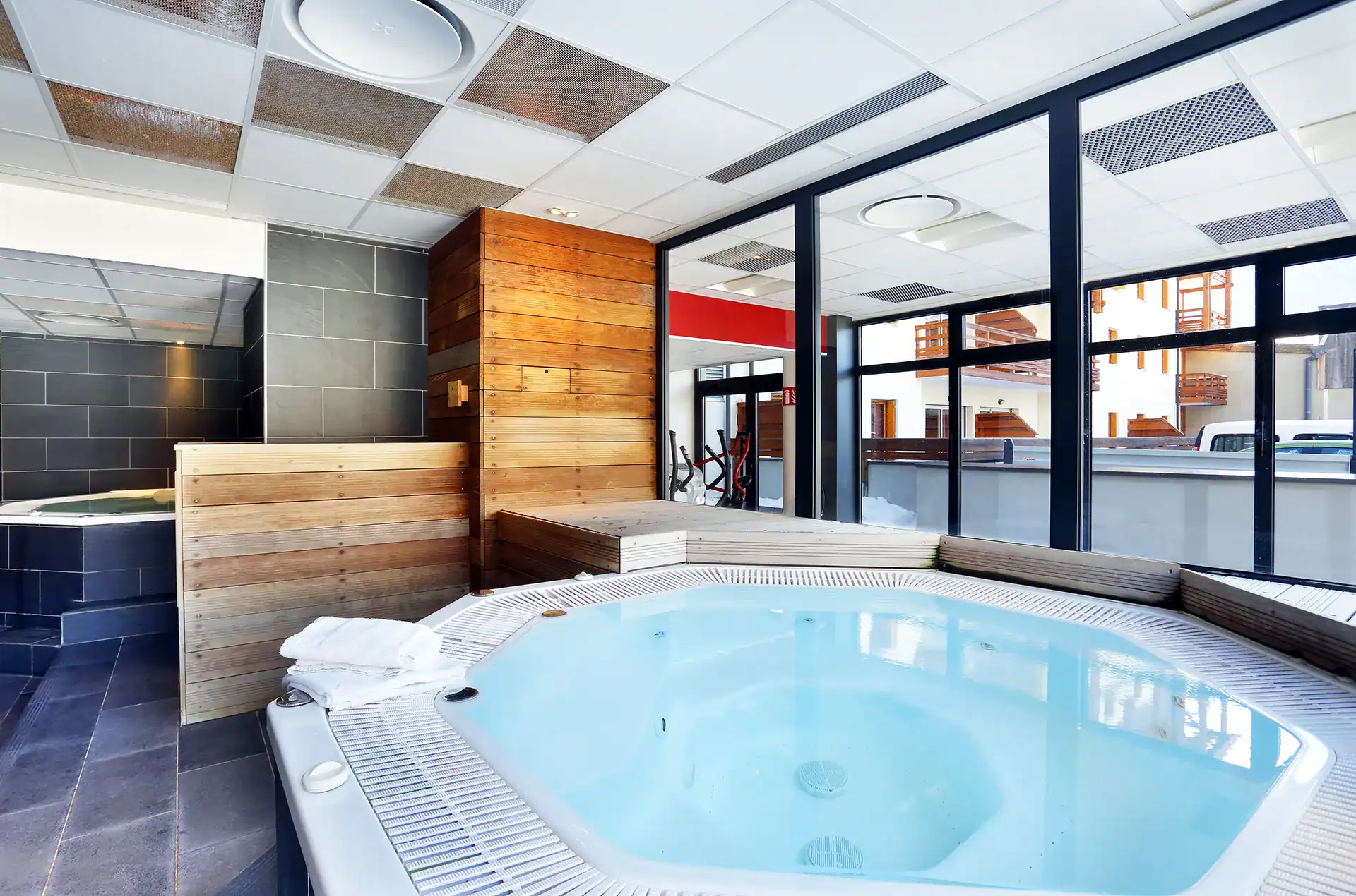 Hot tub at the Goelia L'Aigle bleu holiday residence in Serre-Chevalier