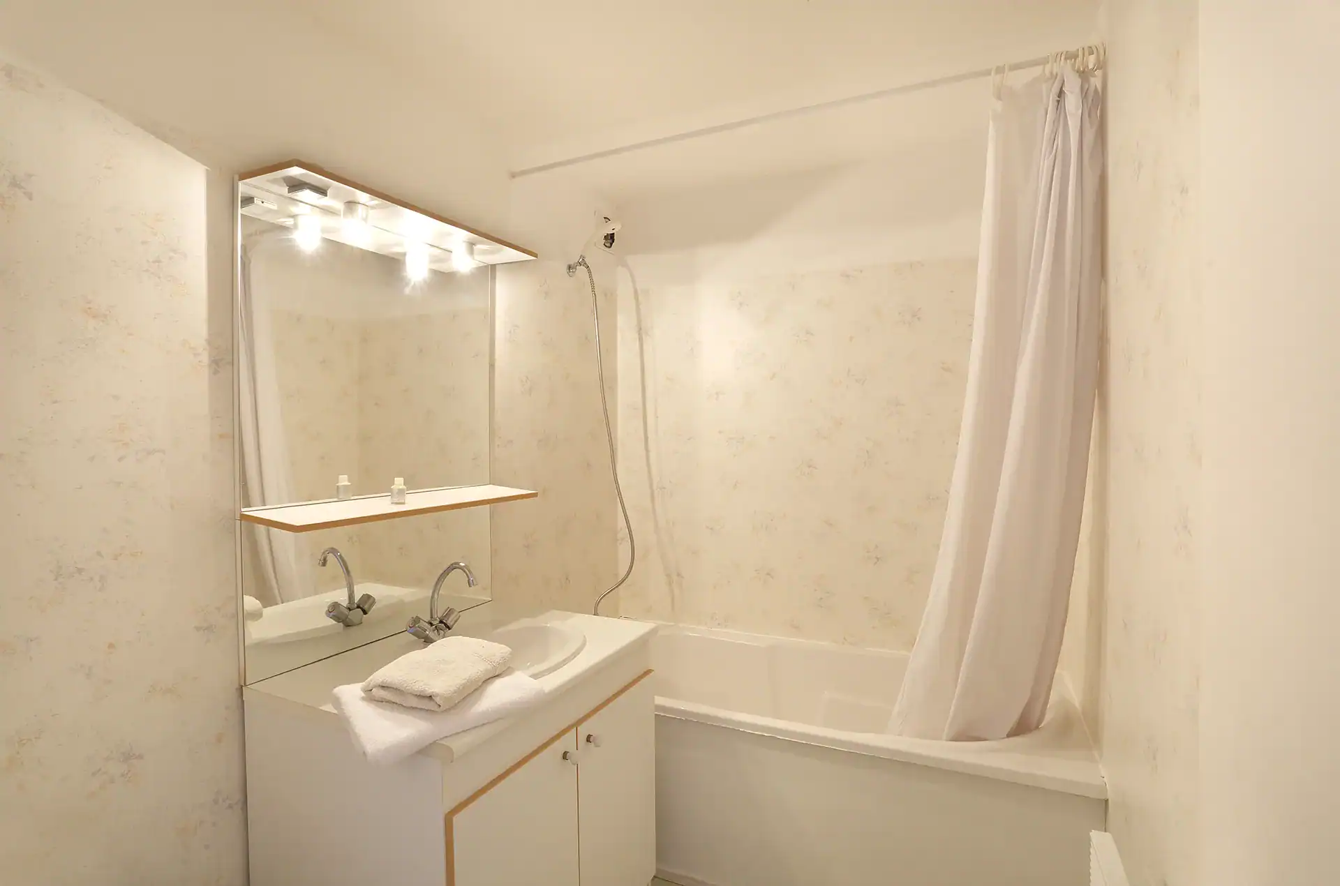 Exemple de salle de bain de la résidence de vacances Goelia Le Royal Peyragudes à Peyragudes