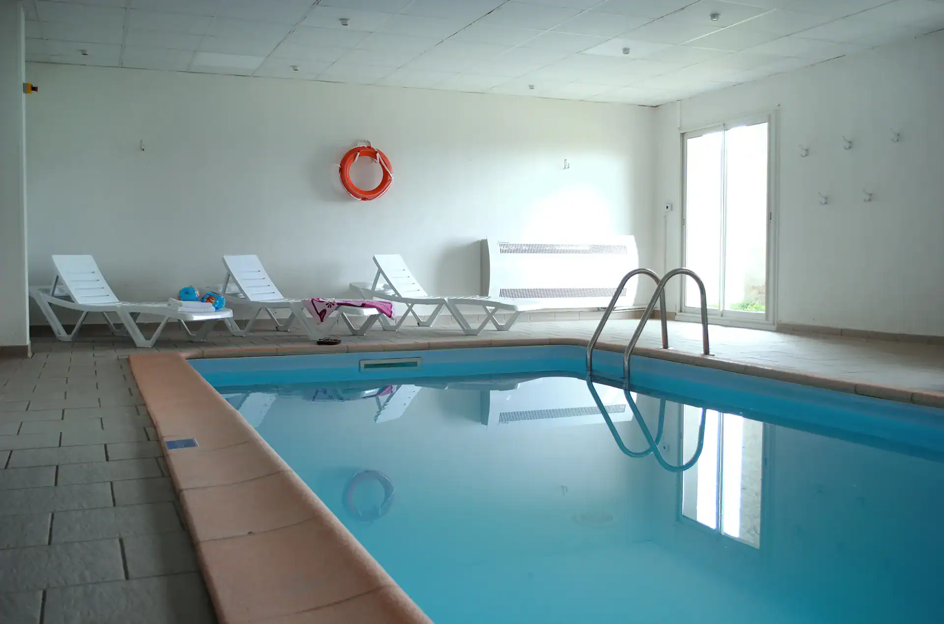 Piscine intérieure chauffée de la  résidence de vacances Goelia Le Royal Peyragudes à Peyragudes