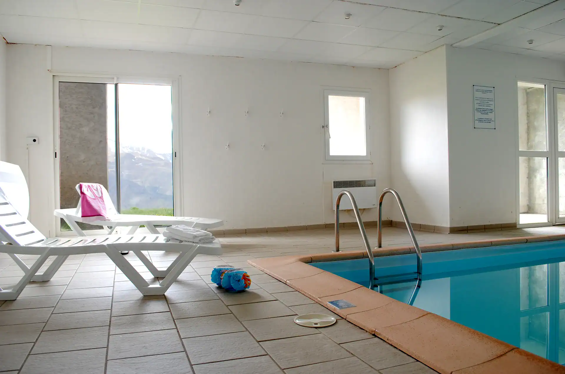 Piscine intérieure chauffée de la  résidence de vacances Goelia Le Royal Peyragudes à Peyragudes