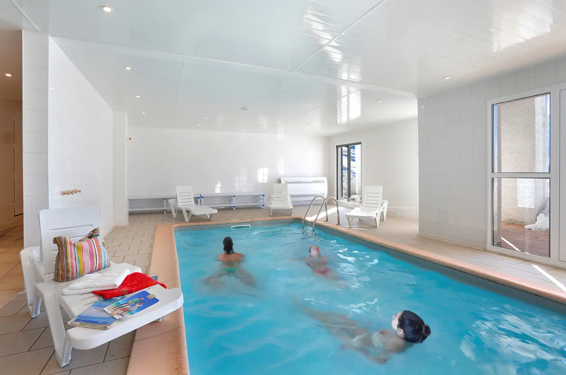 Piscine intérieure chauffée de la  résidence de vacances Goelia Le Royal Peyragudes à Peyragudes