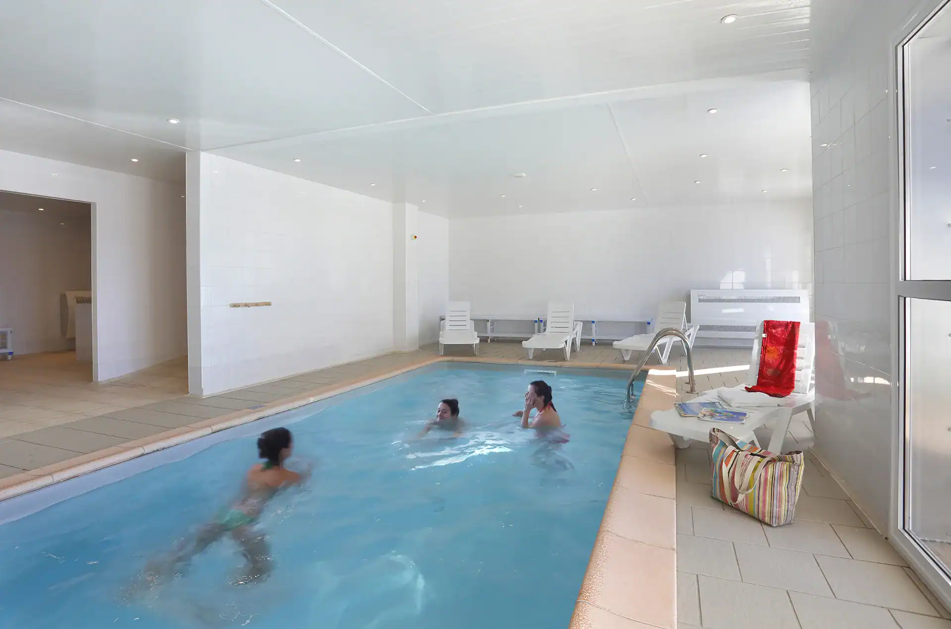 Piscine intérieure chauffée de la  résidence de vacances Goelia Le Royal Peyragudes à Peyragudes