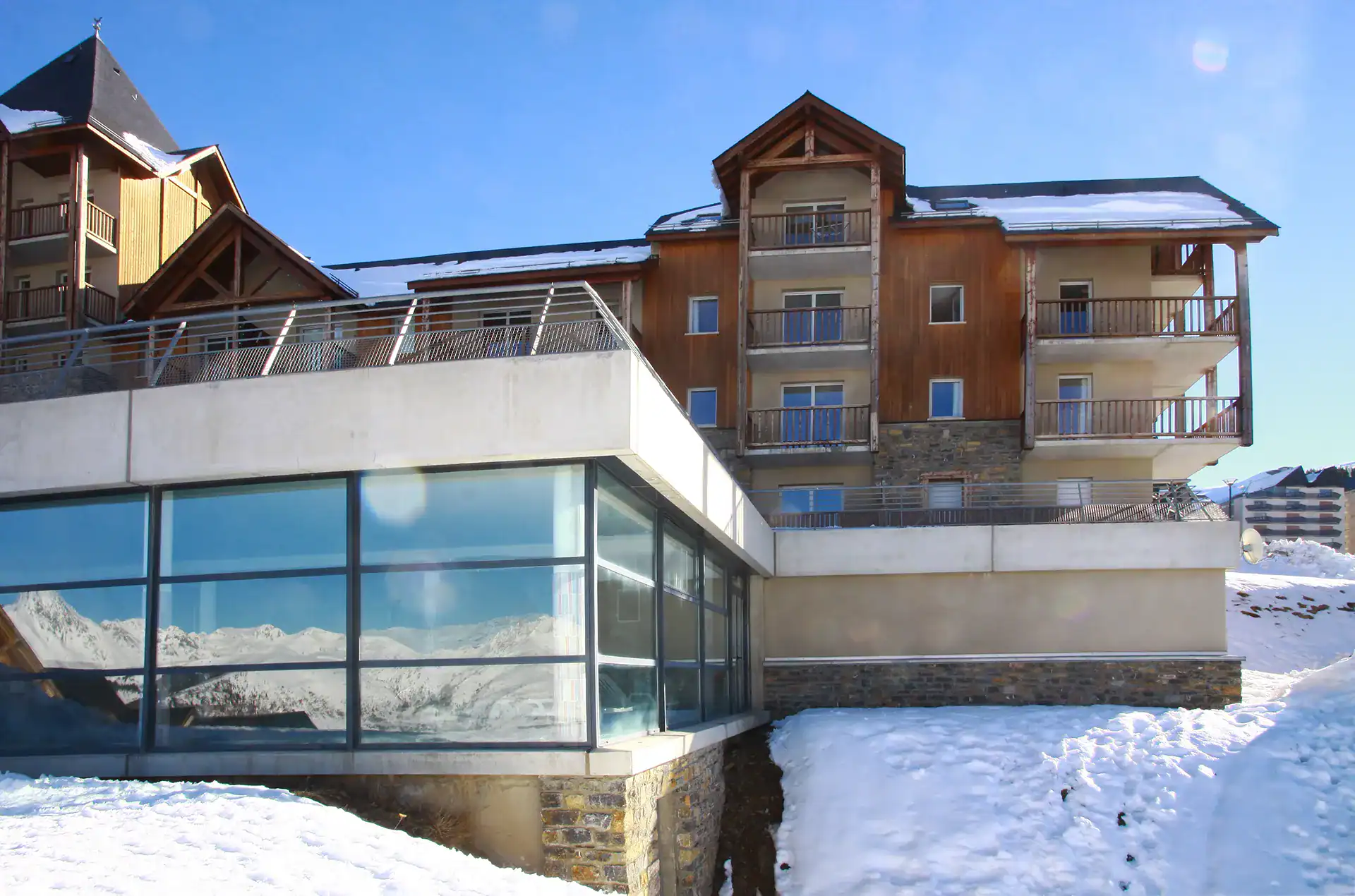 Heated indoor swimming-pool at the Goelia Le Hameau de Balestas holiday residence in Peyragudes