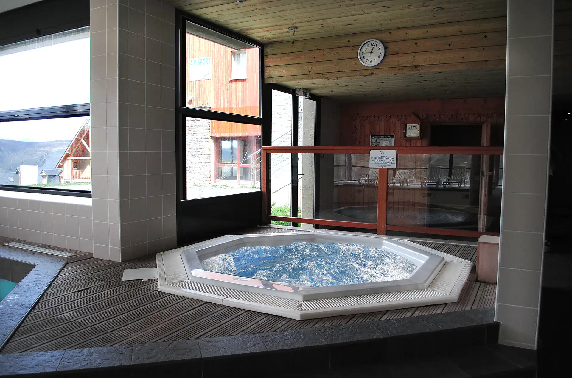 Hot tub at the Goelia Le Hameau de Balestas holiday residence in Peyragudes