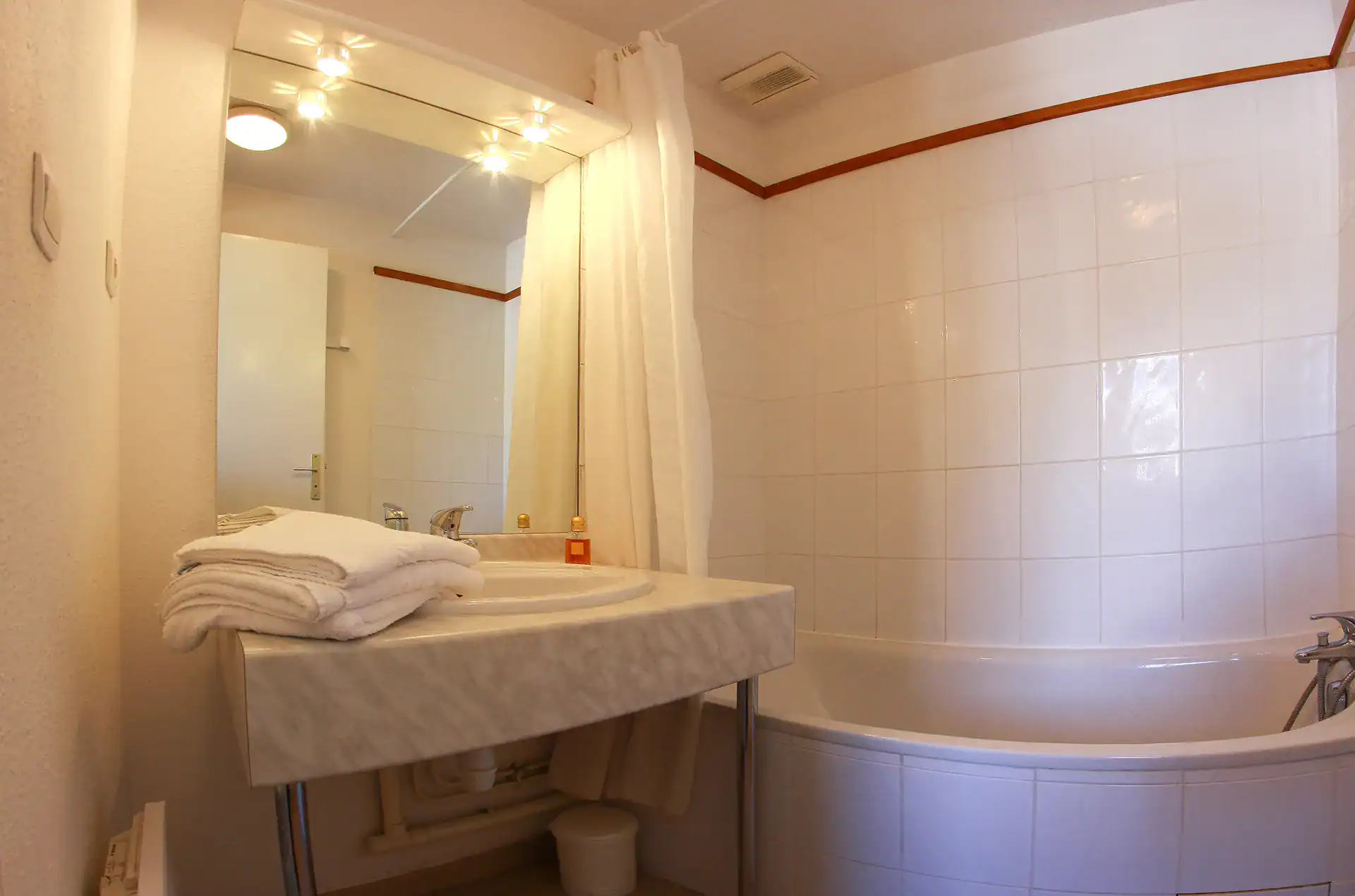 Example of a bathroom at the Goelia La Soulane holiday residence in Loudenvielle