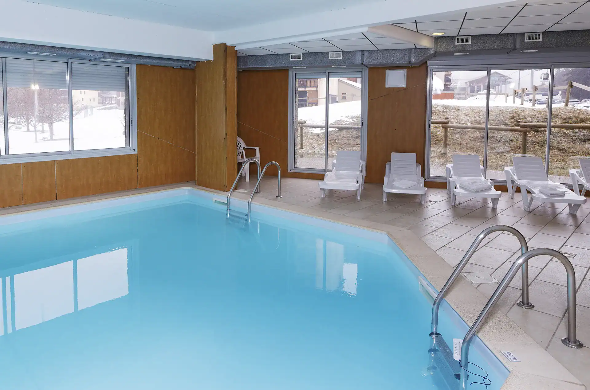 Heated indoor swimming-pool at the Goélia Balcons d'ax holiday residence in Bonascre
