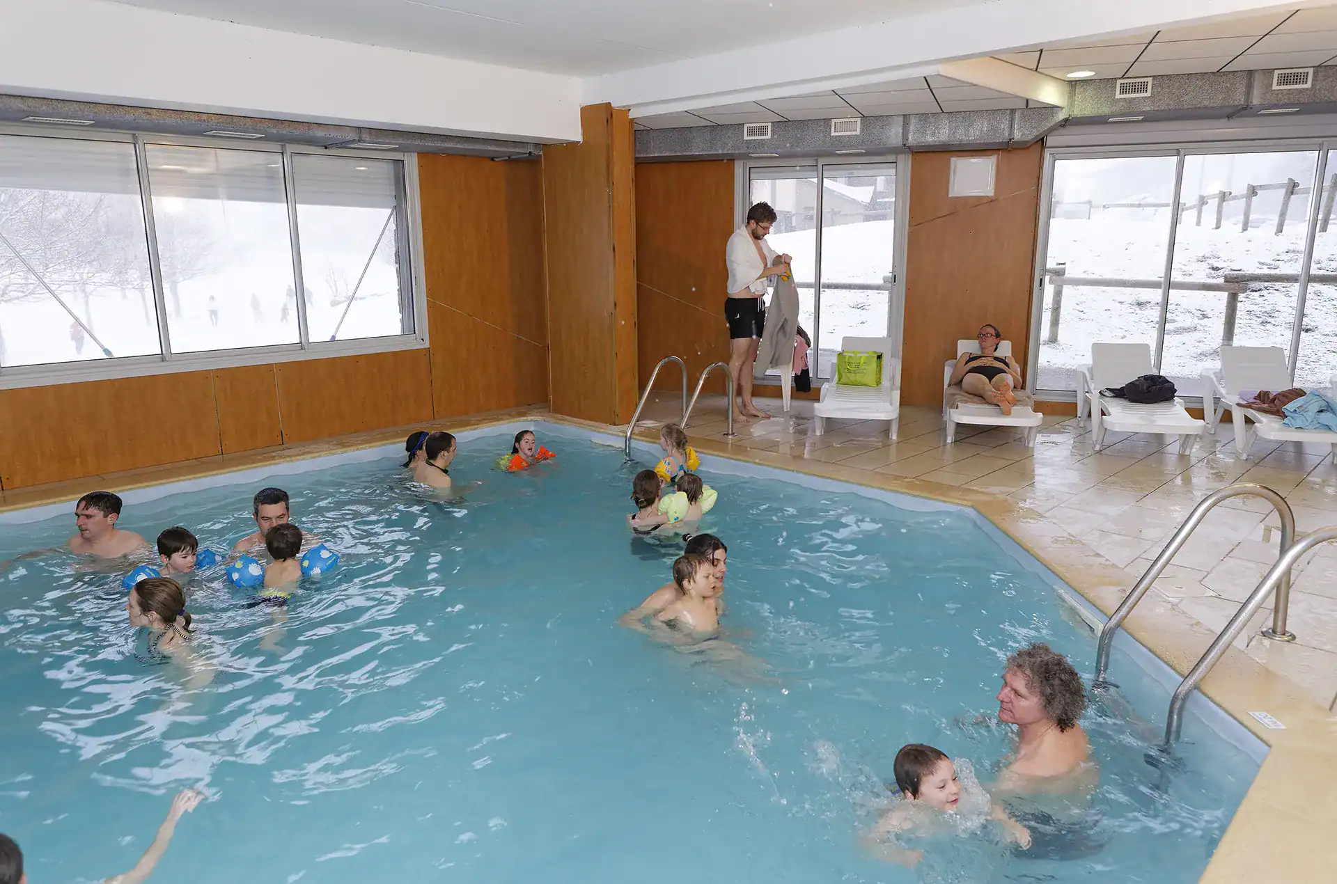 Heated indoor swimming-pool at the Goélia Balcons d'ax holiday residence in Bonascre