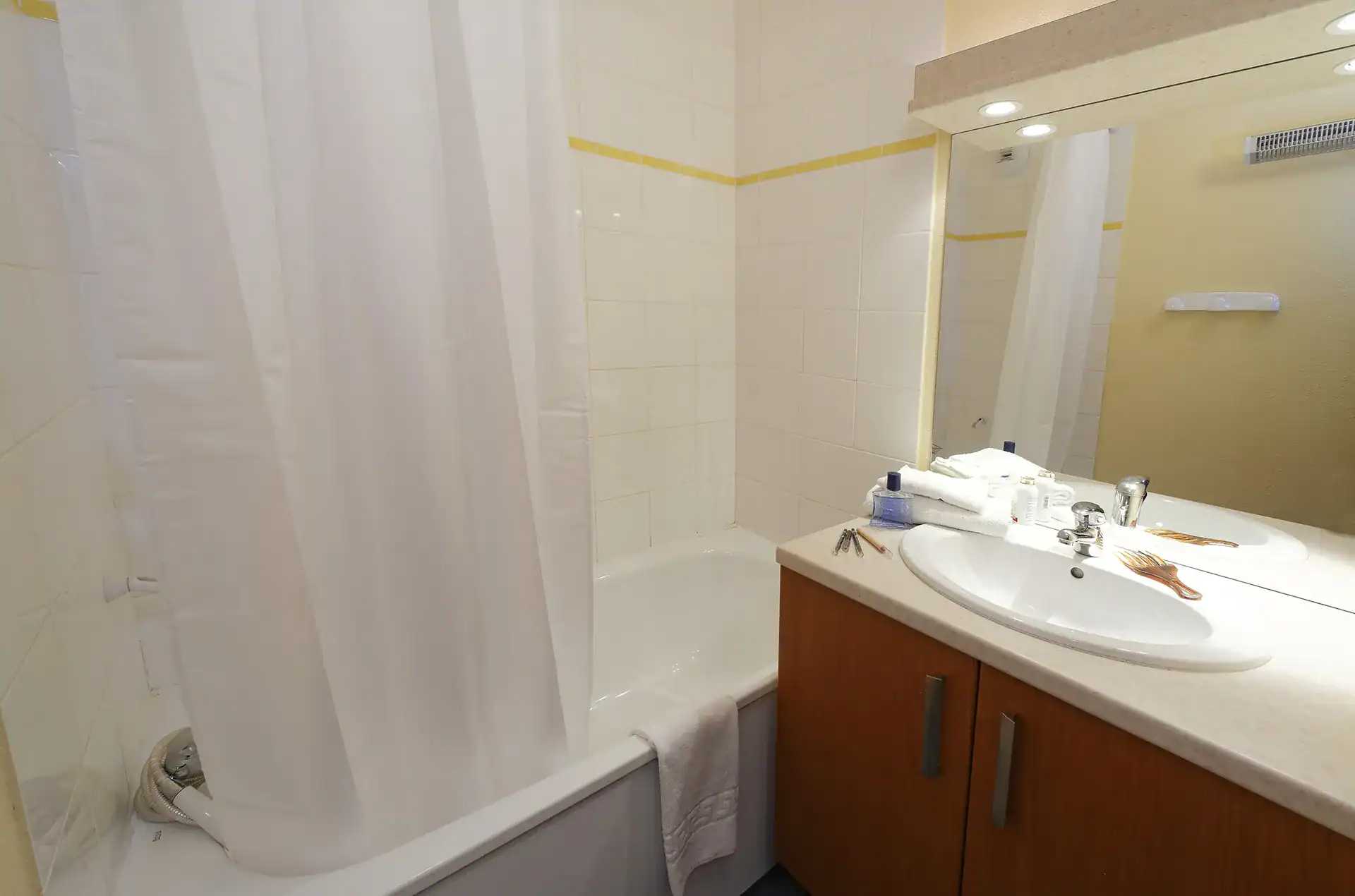 Example of a bathroom at the Goelia Les Grands Ax holiday residence in Ax Les Thermes