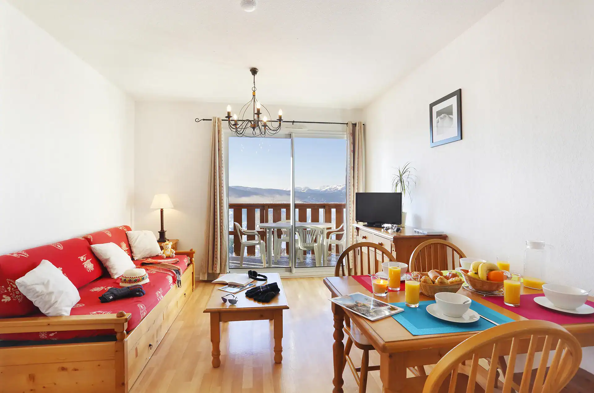 Example of a living room at Les Chalets du Belvédère Goélia holiday residence in Font Romeu