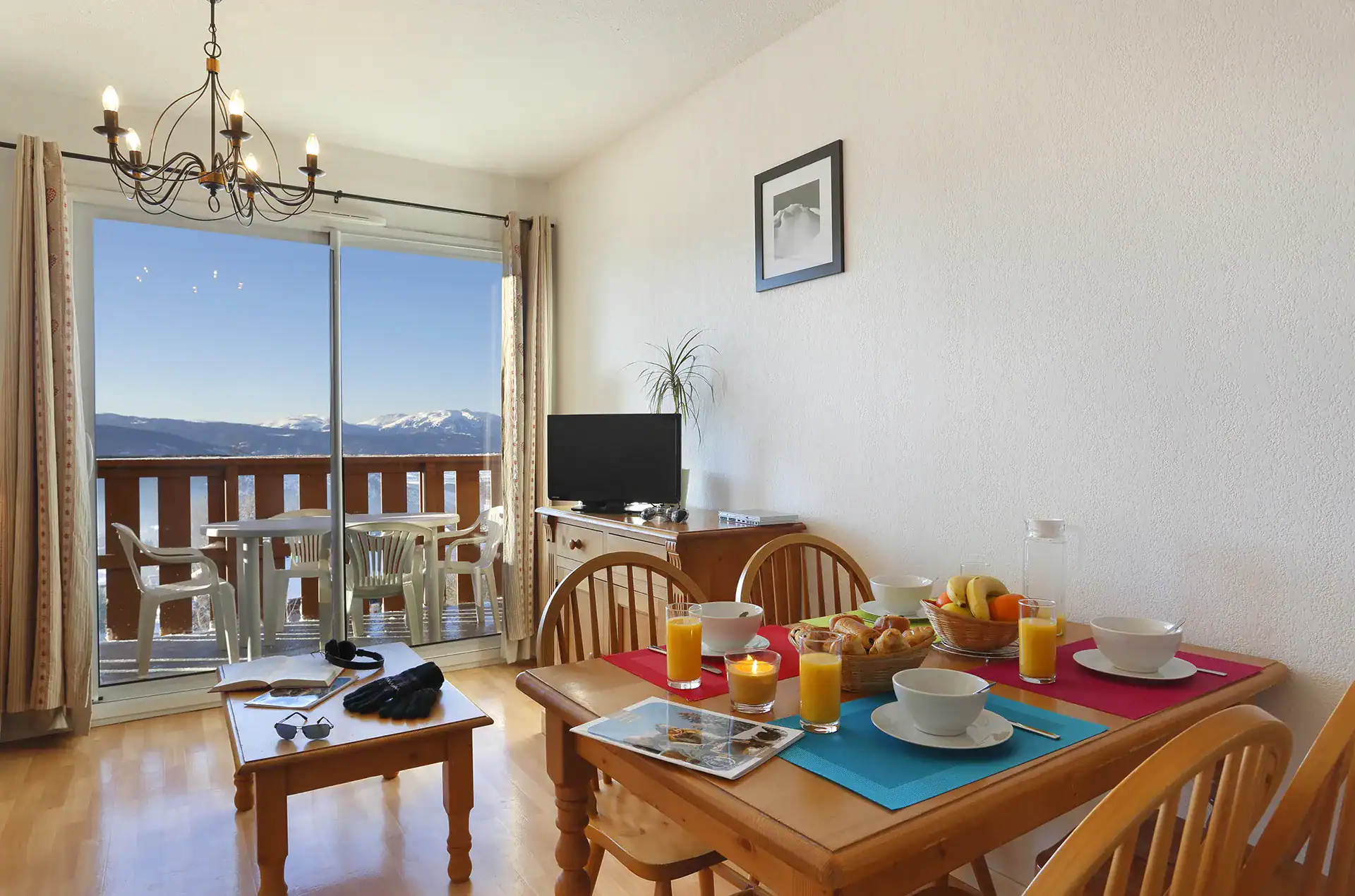 Example of a living room at Les Chalets du Belvédère Goélia holiday residence in Font Romeu