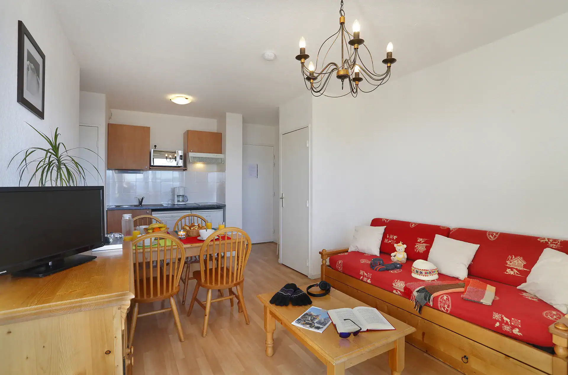 Example of a living room at Les Chalets du Belvédère Goélia holiday residence in Font Romeu