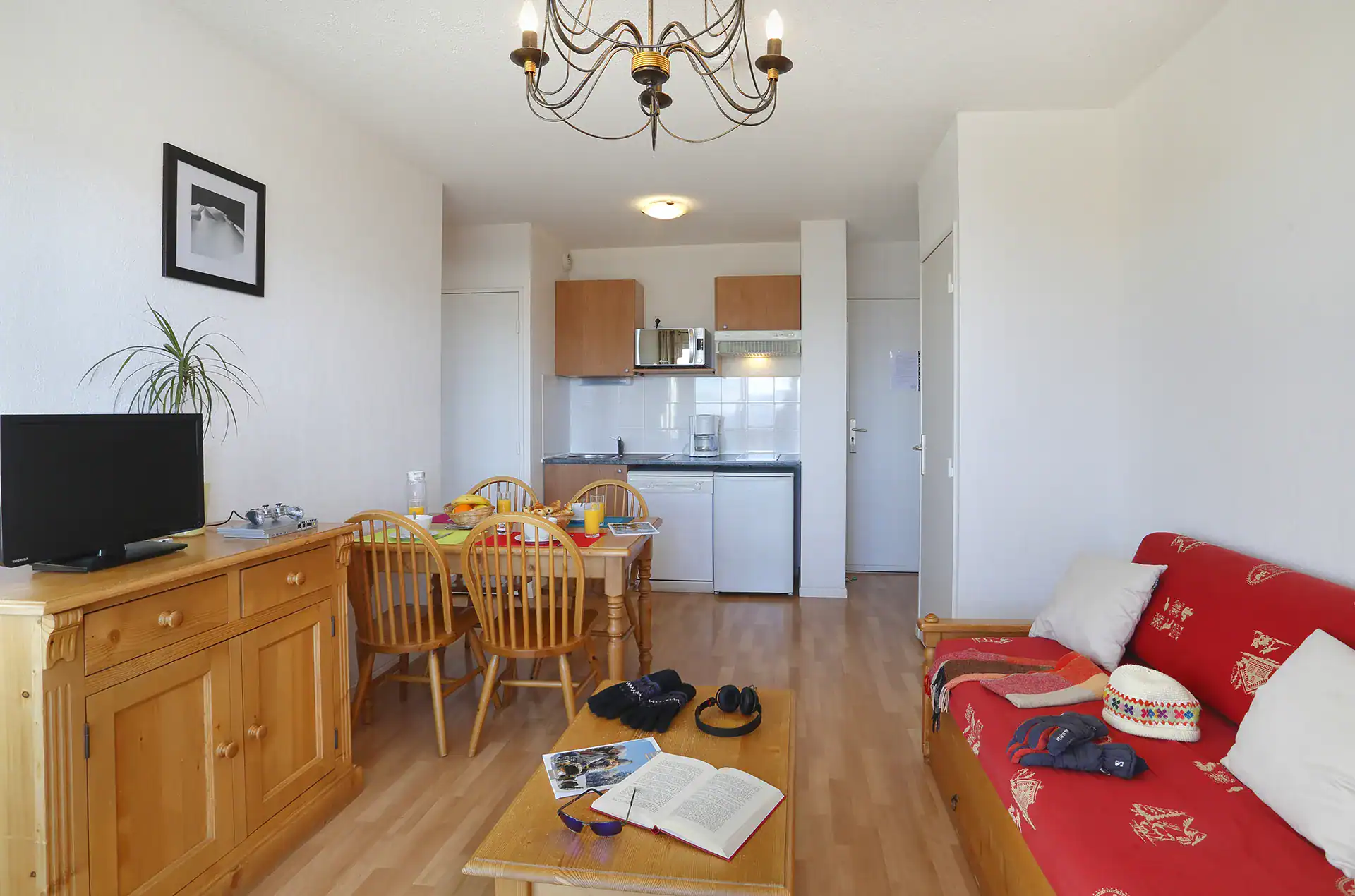 Example of a living room at Les Chalets du Belvédère Goélia holiday residence in Font Romeu