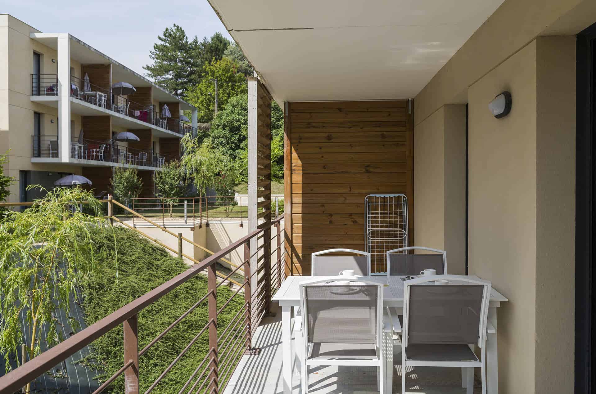 Exemple de balcon / terrasse d'un appartement de  la résidence de vacances Goélia Le Clos St Michel à Chinon dans les Châteaux de la Loire
