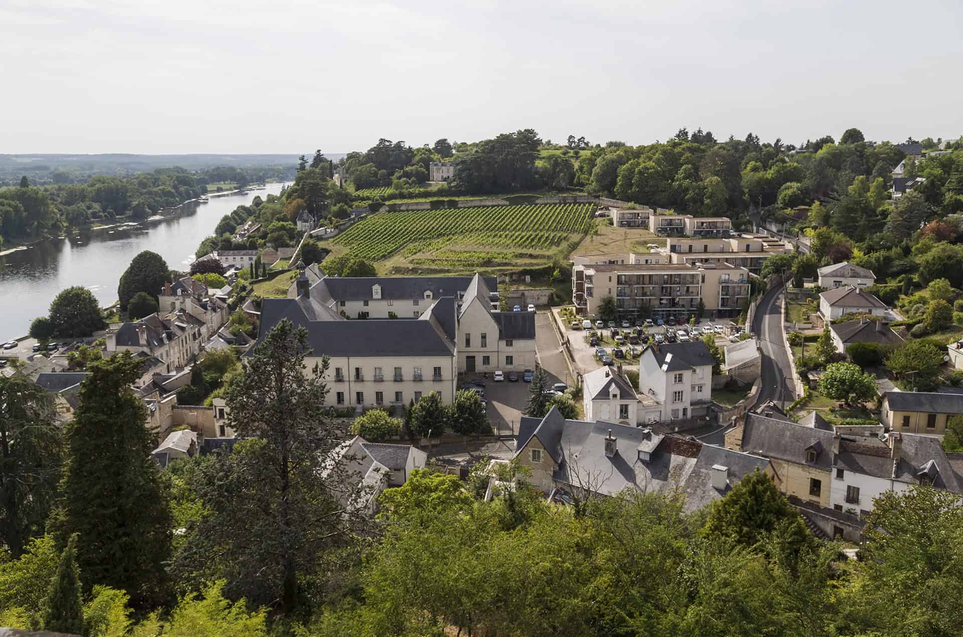 Vue de drone de la résidence de vacances Goélia Le Clos St Michel à Chinon en Val de Loire