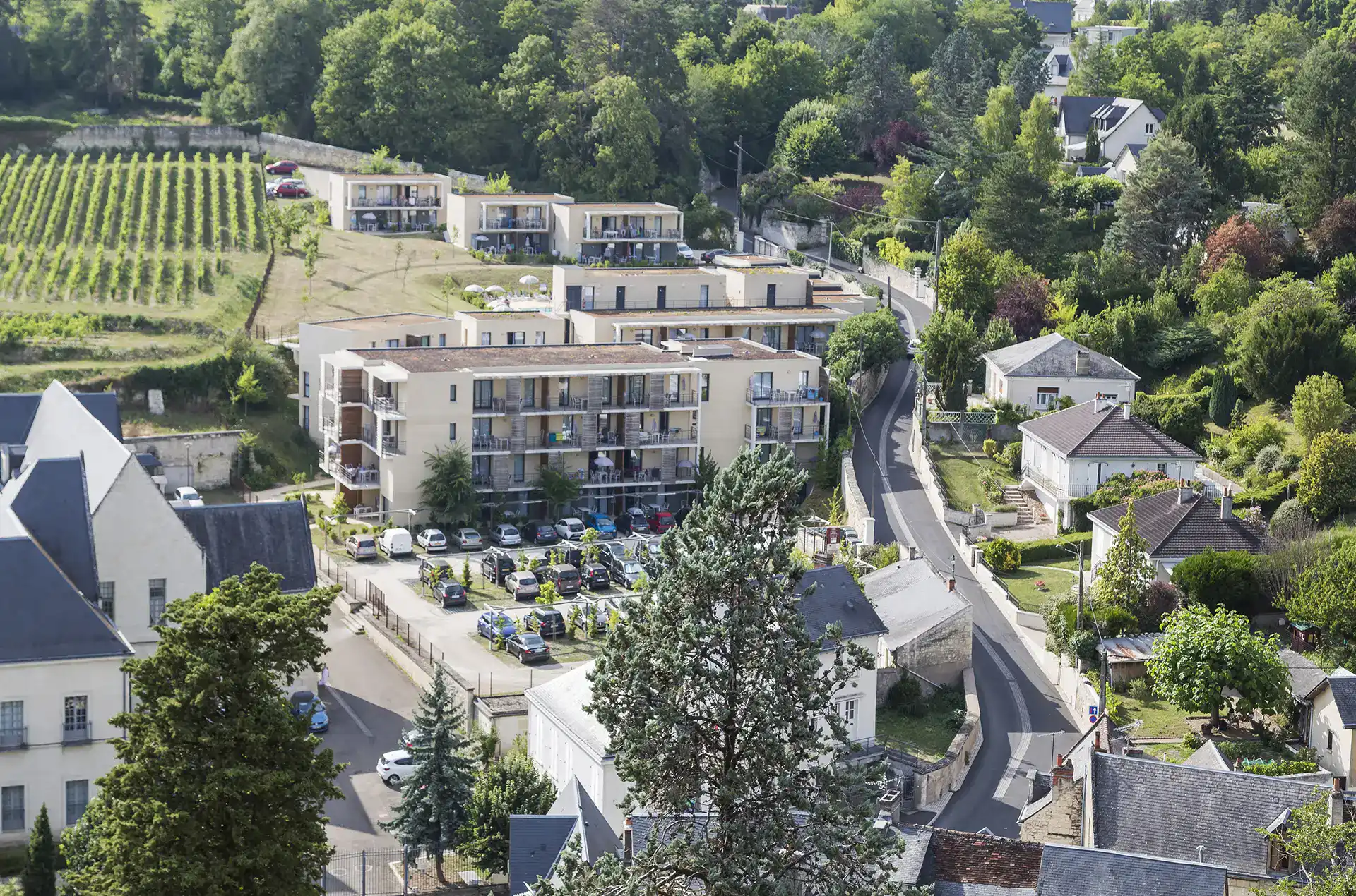 Vue de drone de la résidence de vacances Goélia Le Clos St Michel à Chinon en Val de Loire