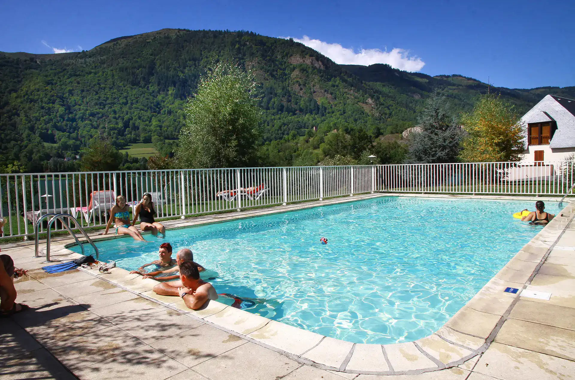 Piscine de la résidence de vacances La Soulane à Loudenvielle