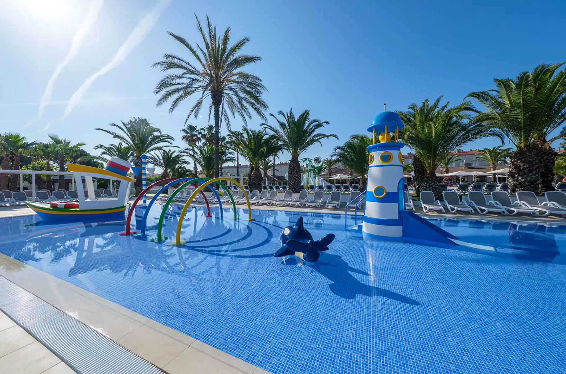 Piscine de la résidence de vacances Vendrell Platja à Comarruga, sur la Costa Dorada, en Espagne