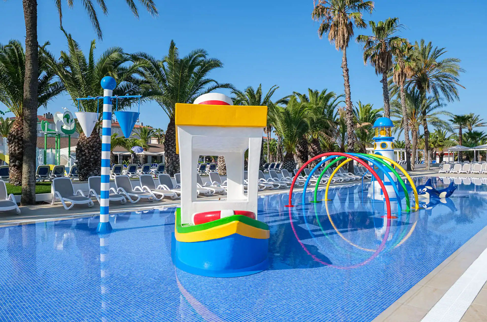 Piscine de la résidence de vacances Vendrell Platja à Comarruga, sur la Costa Dorada, en Espagne