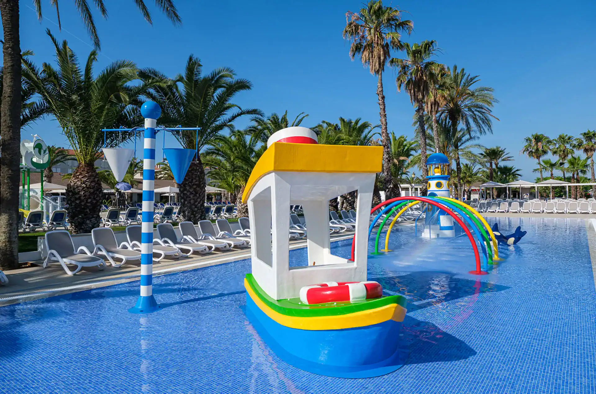 Piscine de la résidence de vacances Vendrell Platja à Comarruga, sur la Costa Dorada, en Espagne