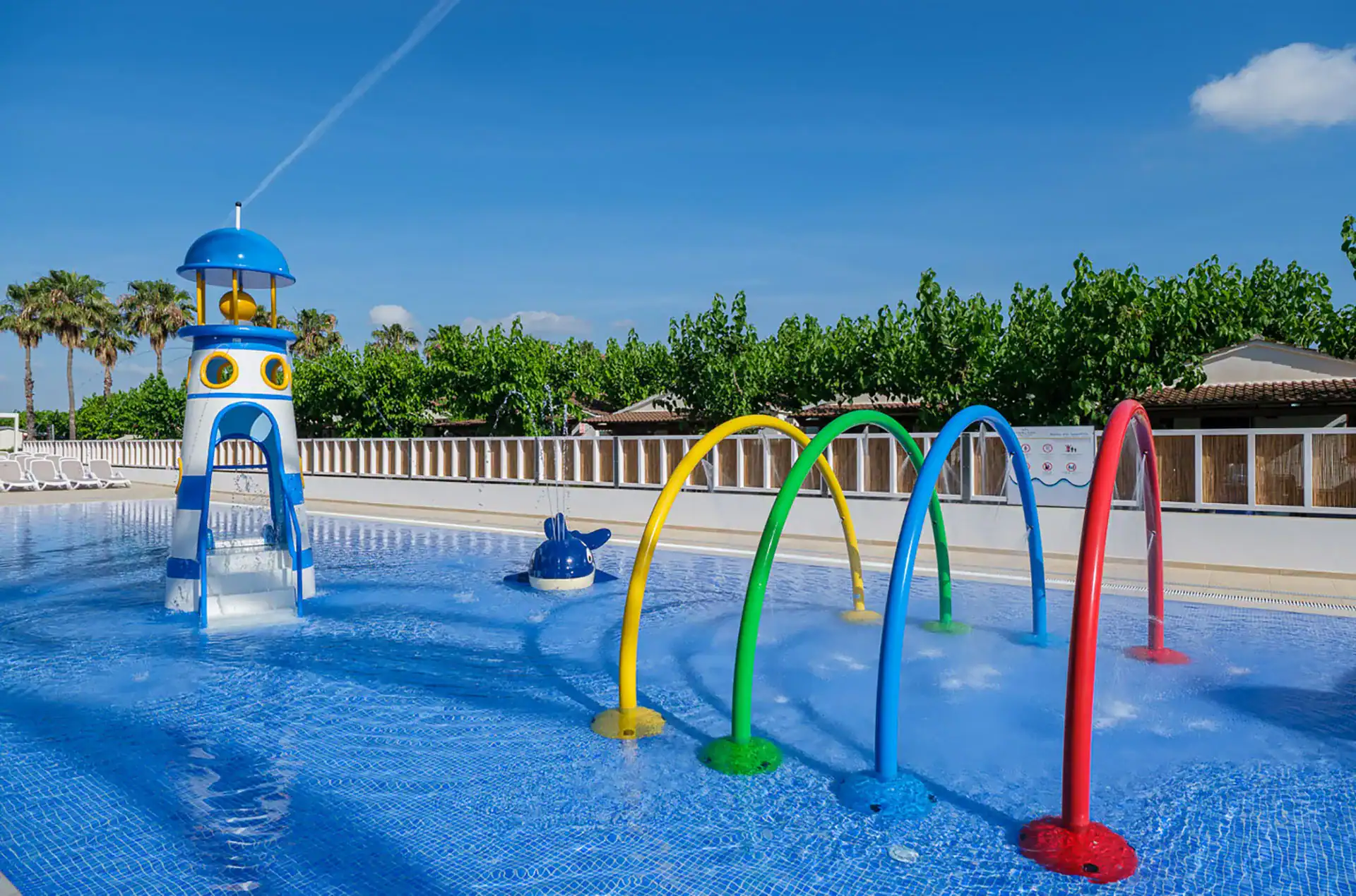 Espace jeux enfants de la piscine de la résidence de vacances Vendrell Platja à Comarruga, sur la Costa Dorada, en Espagne