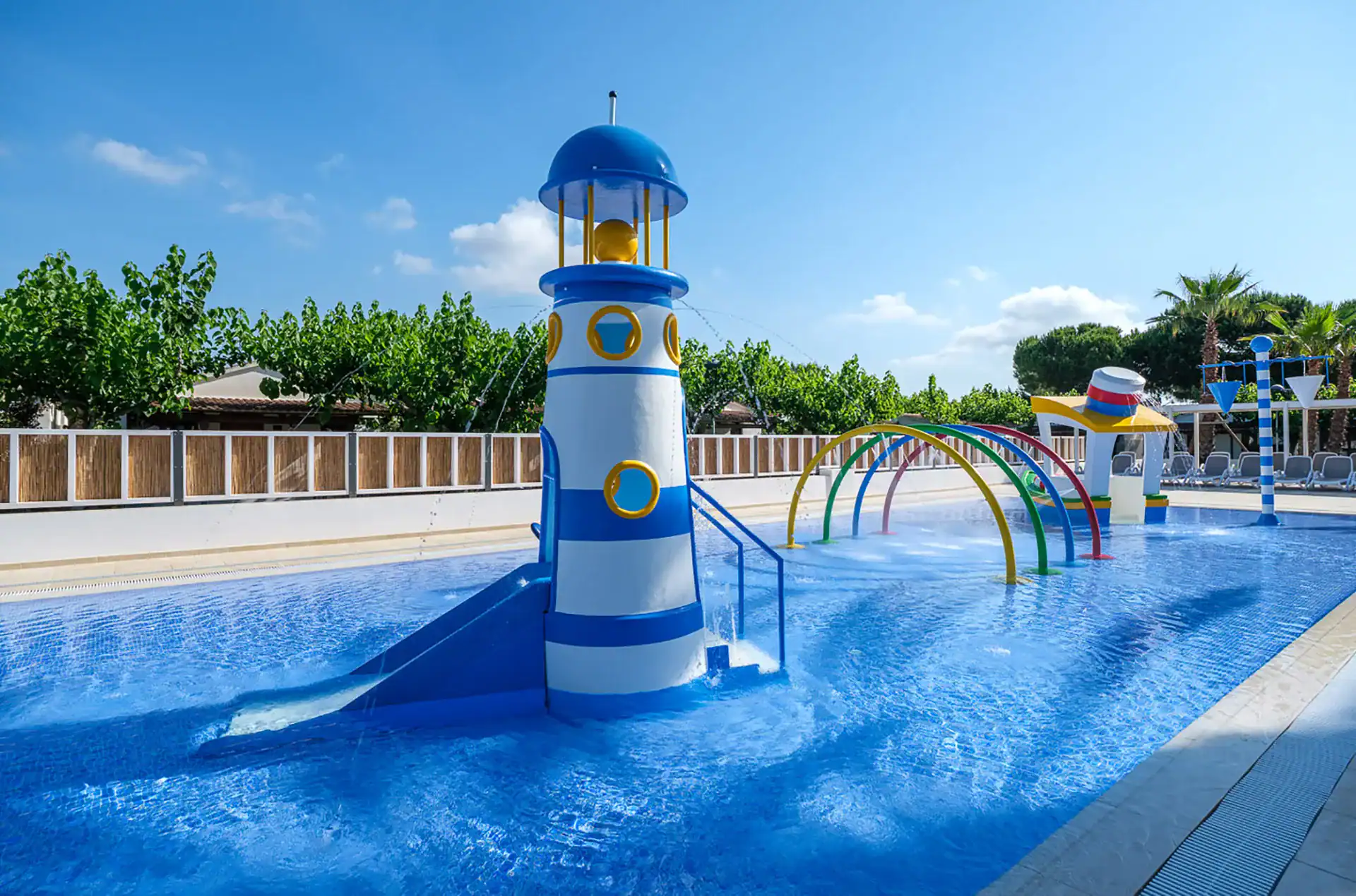 Espace jeux enfants de la piscine de la résidence de vacances Vendrell Platja à Comarruga, sur la Costa Dorada, en Espagne