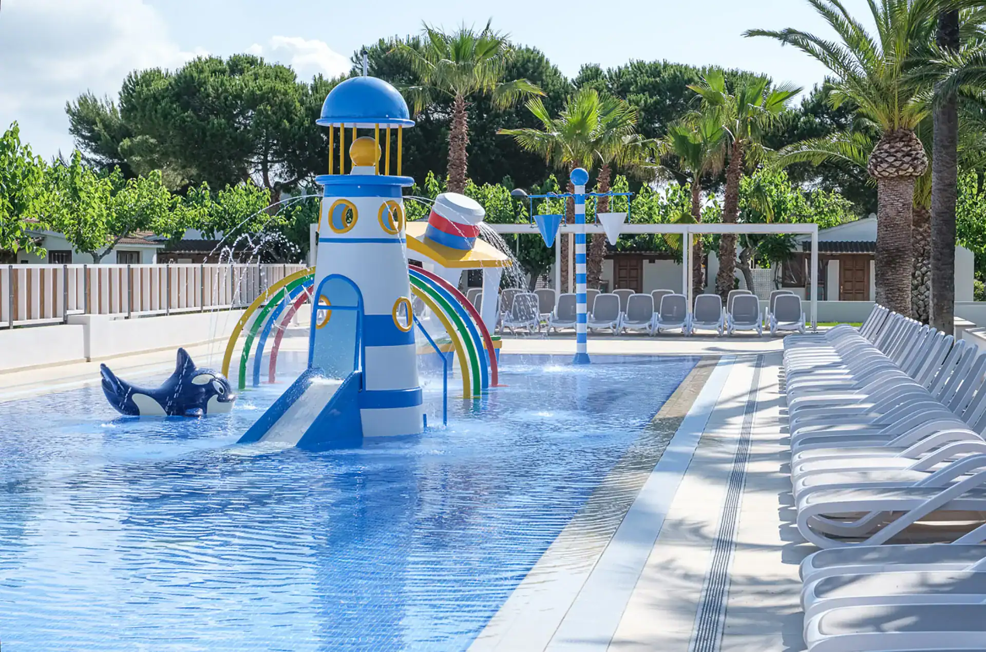 Espace jeux enfants de la piscine de la résidence de vacances Vendrell Platja à Comarruga, sur la Costa Dorada, en Espagne