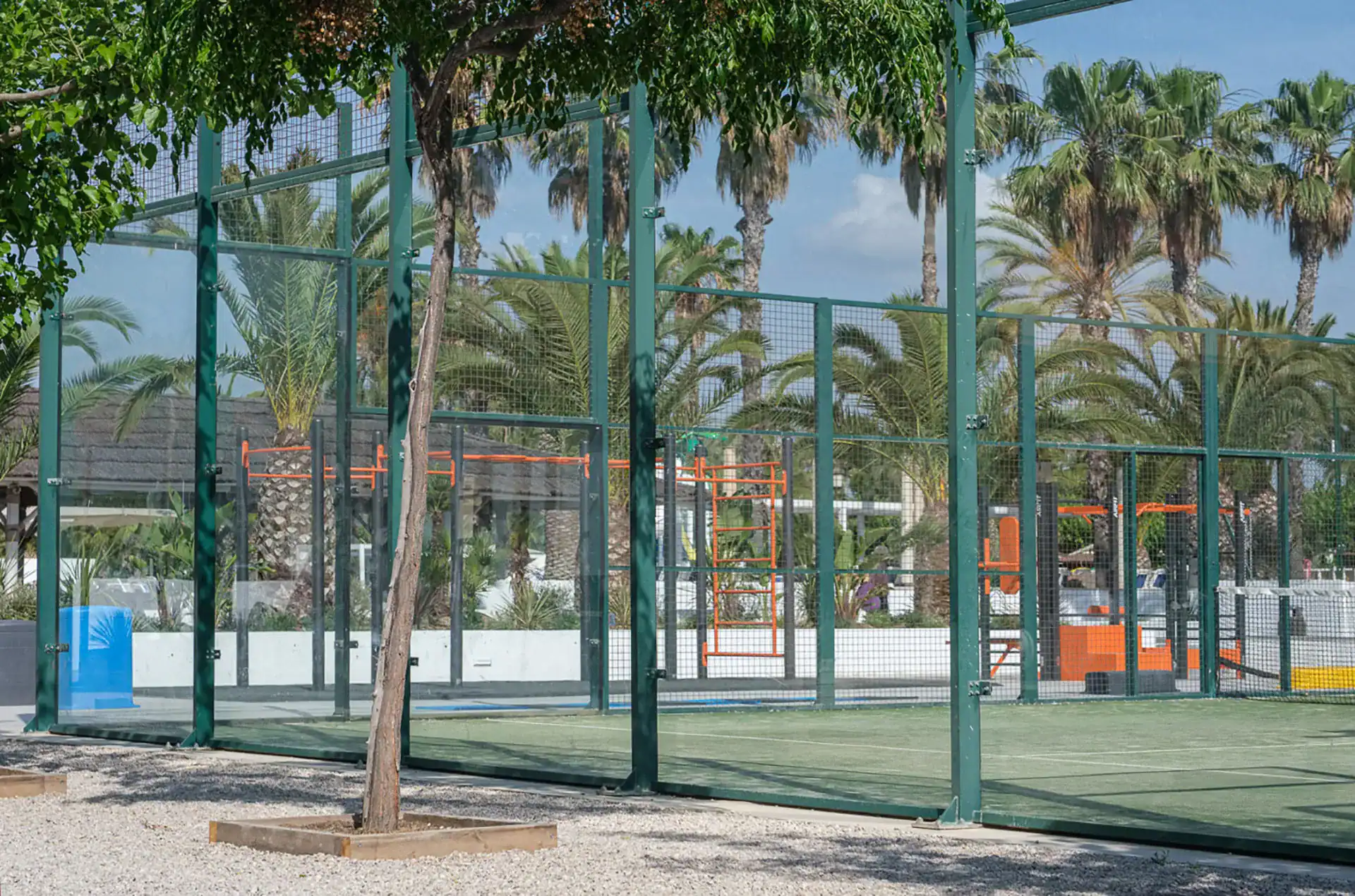 Terrain de sport de la résidence de vacances Vendrell Platja à Comarruga, sur la Costa Dorada, en Espagne