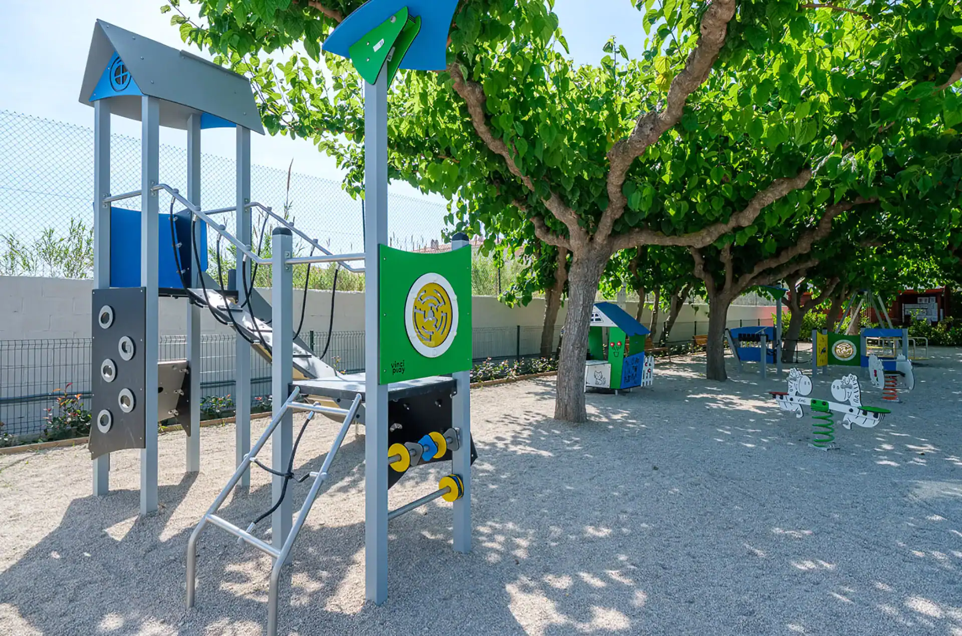 Aire de jeux de la résidence de vacances Vendrell Platja à Comarruga, sur la Costa Dorada, en Espagne