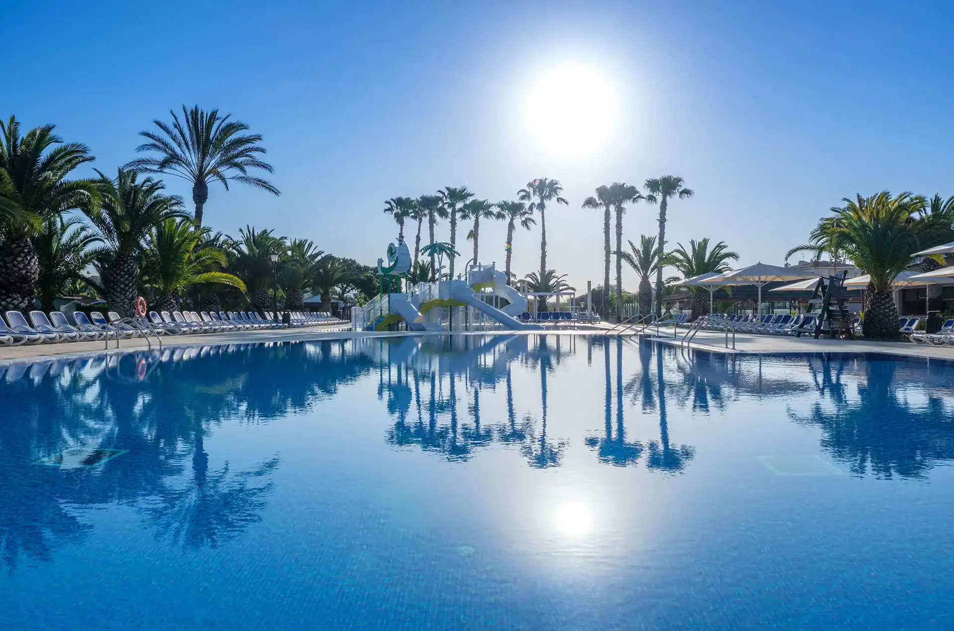 Piscine de la résidence de vacances Vendrell Platja à Comarruga, sur la Costa Dorada, en Espagne