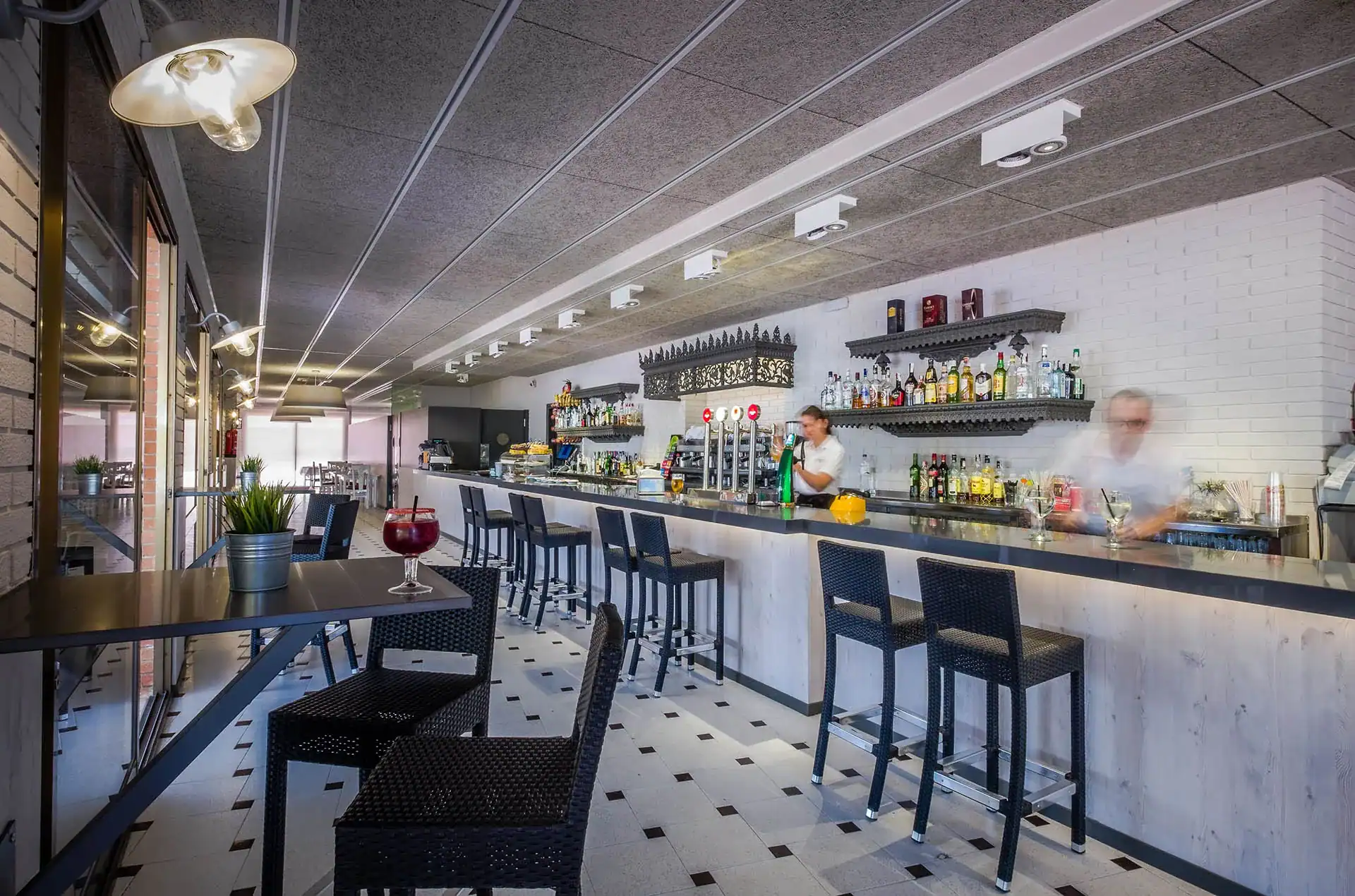 Bar de la résidence de vacances Vendrell Platja à Comarruga, sur la Costa Dorada, en Espagne