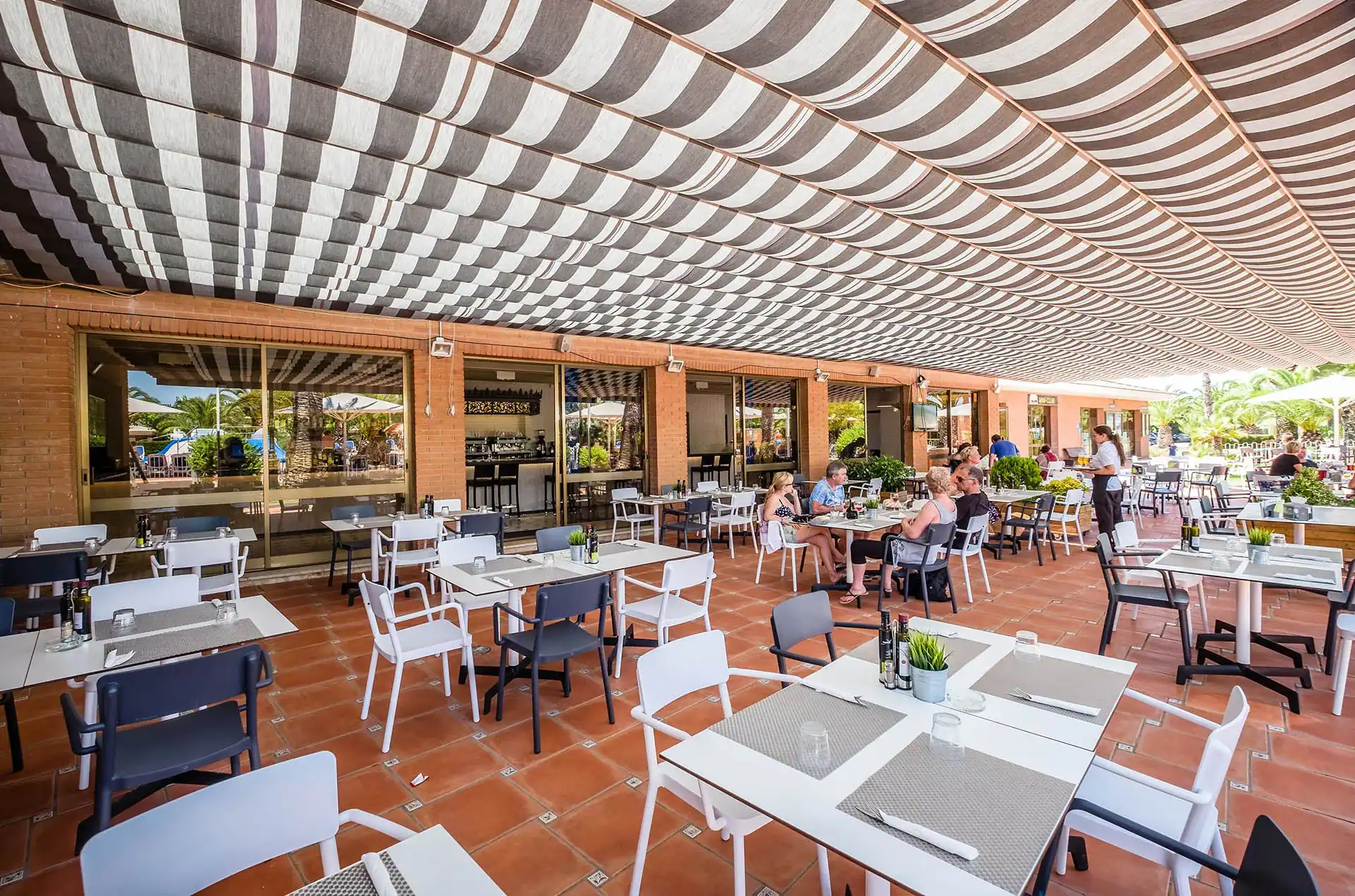 Restaurant de la résidence de vacances Vendrell Platja à Comarruga, sur la Costa Dorada, en Espagne