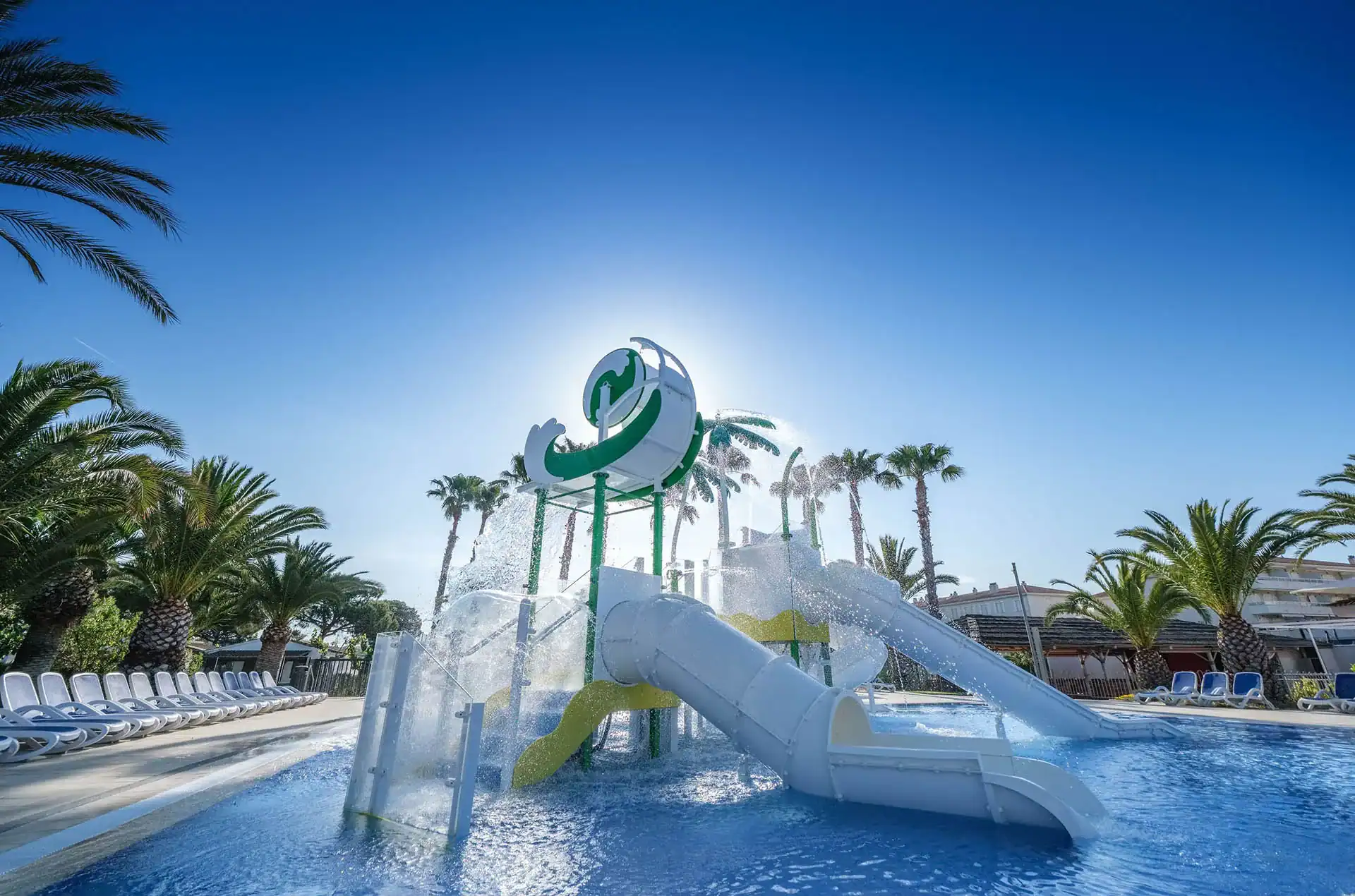 Piscine avec toboggans de la résidence de vacances Vendrell Platja à Comarruga, sur la Costa Dorada, en Espagne