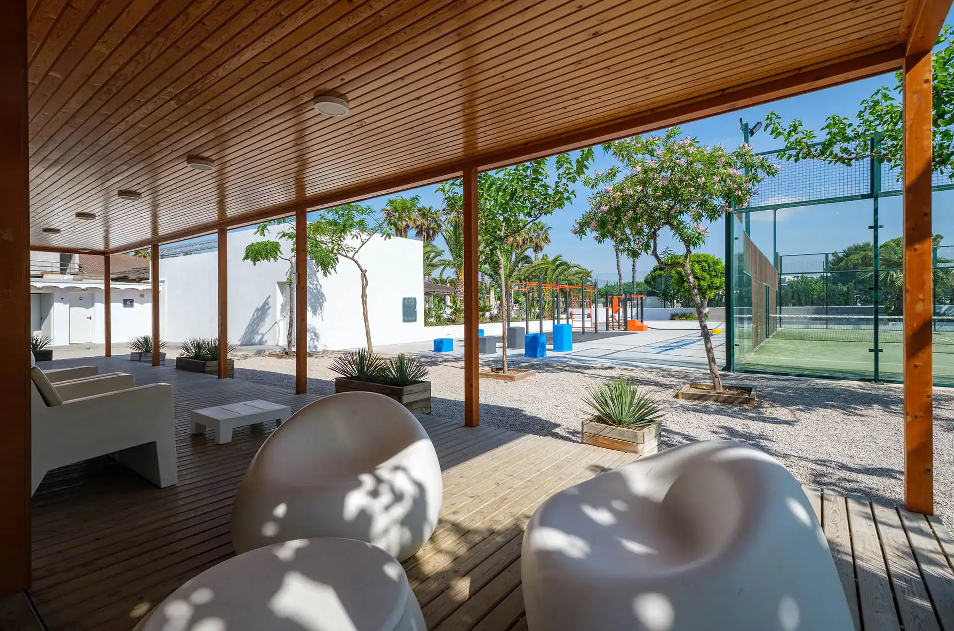 Terrasse et espaces sportifs de la résidence de vacances Vendrell Platja à Comarruga, sur la Costa Dorada, en Espagne