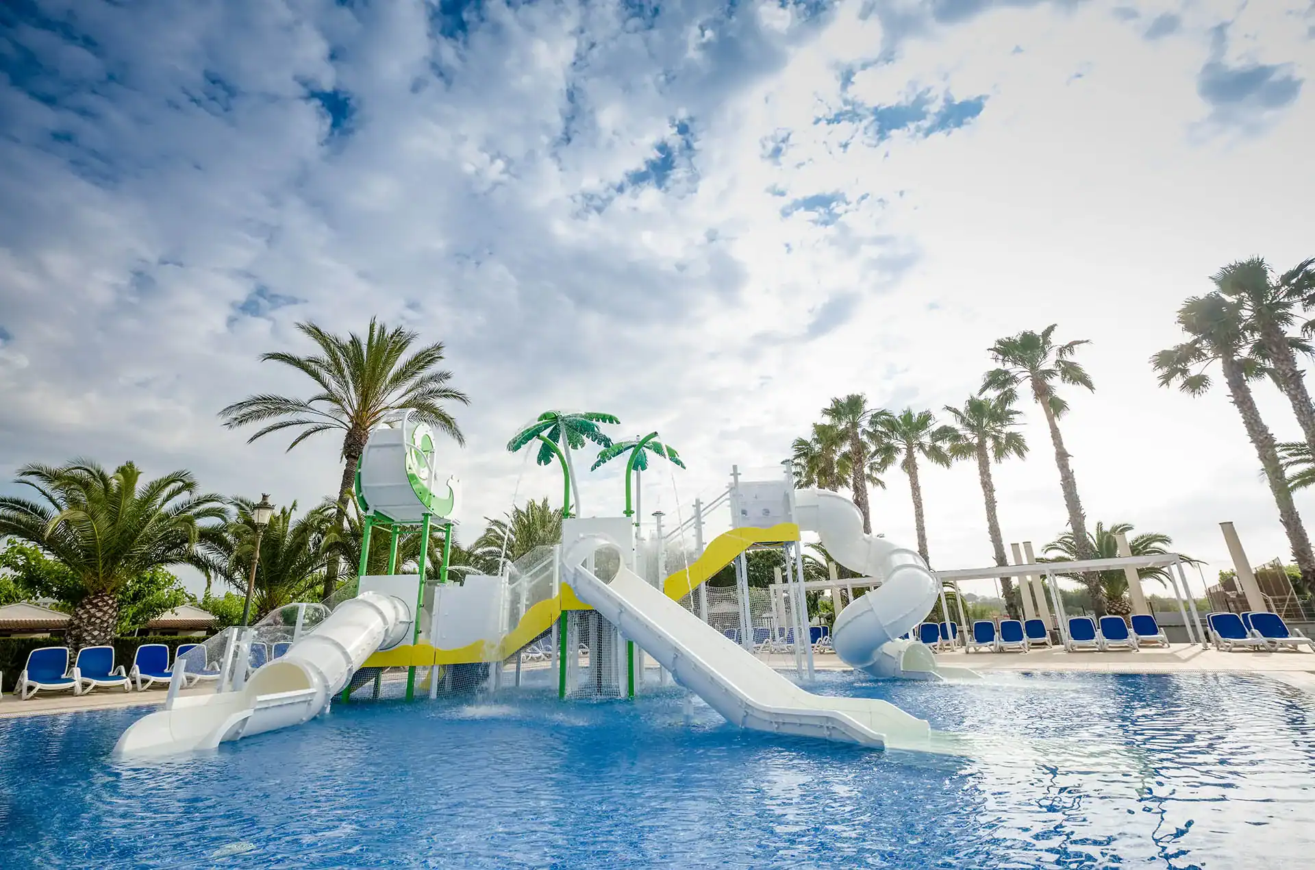 Piscine avec toboggans de la résidence de vacances Vendrell Platja à Comarruga, sur la Costa Dorada, en Espagne