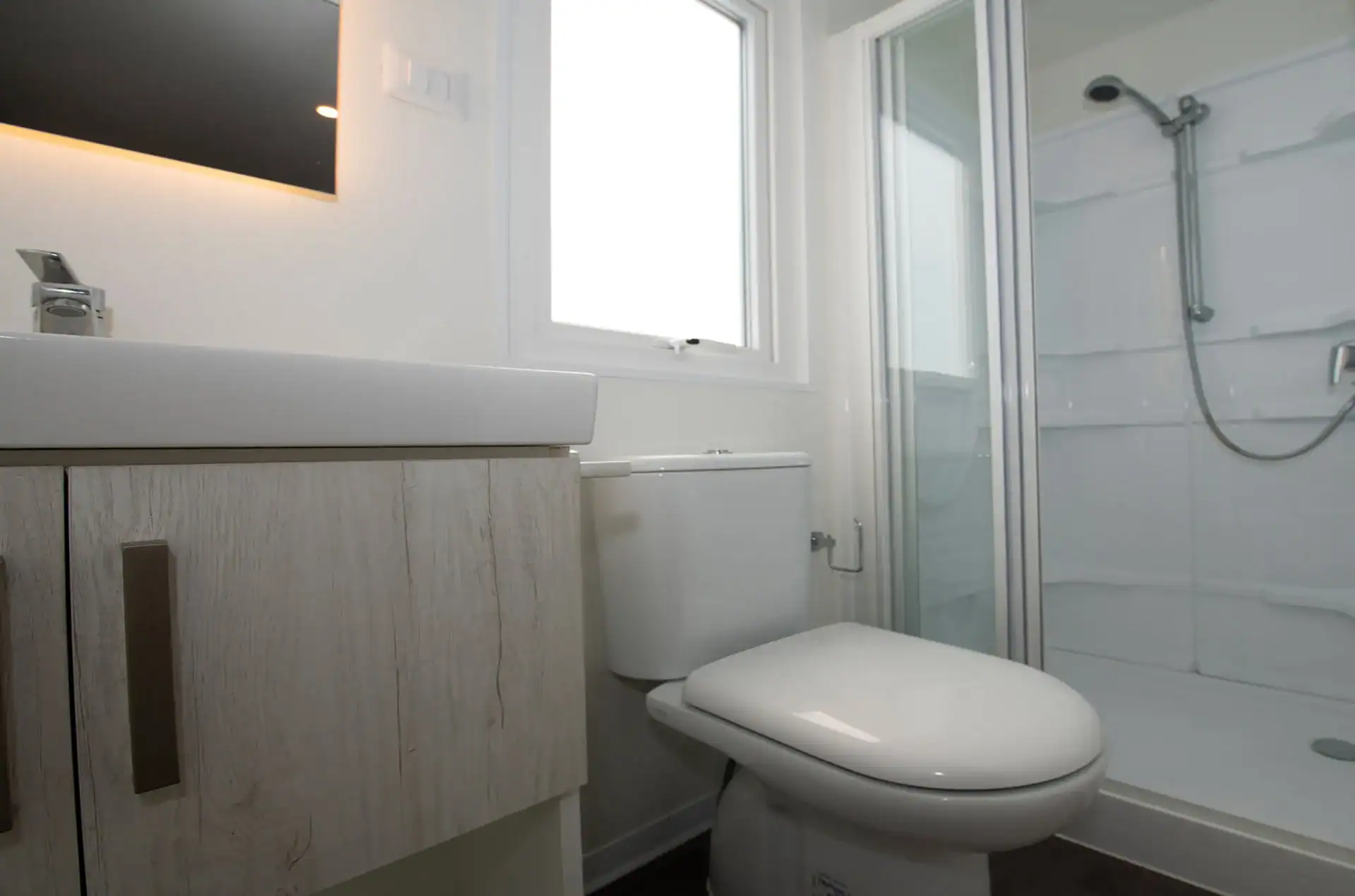 Exemple de salle de bain d'un mobile home Deluxe de la résidence de vacances The Garda Village à Colombare di Sirmione, proche du Lac de Garde, en Italie