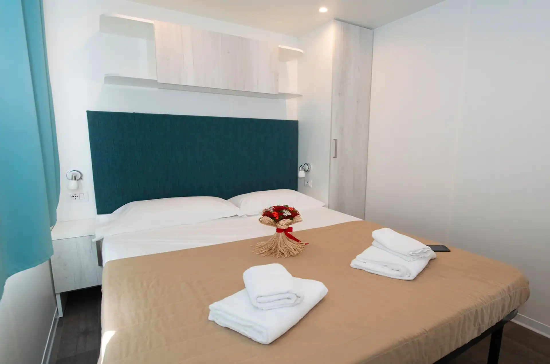 Exemple de chambre d'un mobile home Deluxe de la résidence de vacances The Garda Village à Colombare di Sirmione, proche du Lac de Garde, en Italie