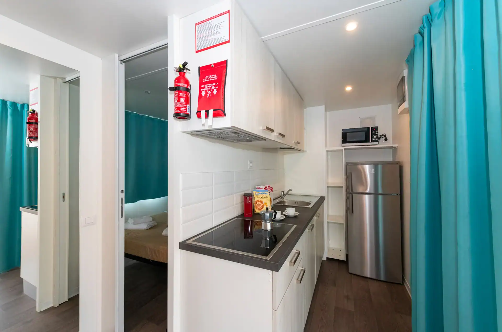 Exemple d'intérieur d'un mobile home Deluxe de la résidence de vacances The Garda Village à Colombare di Sirmione, proche du Lac de Garde, en Italie